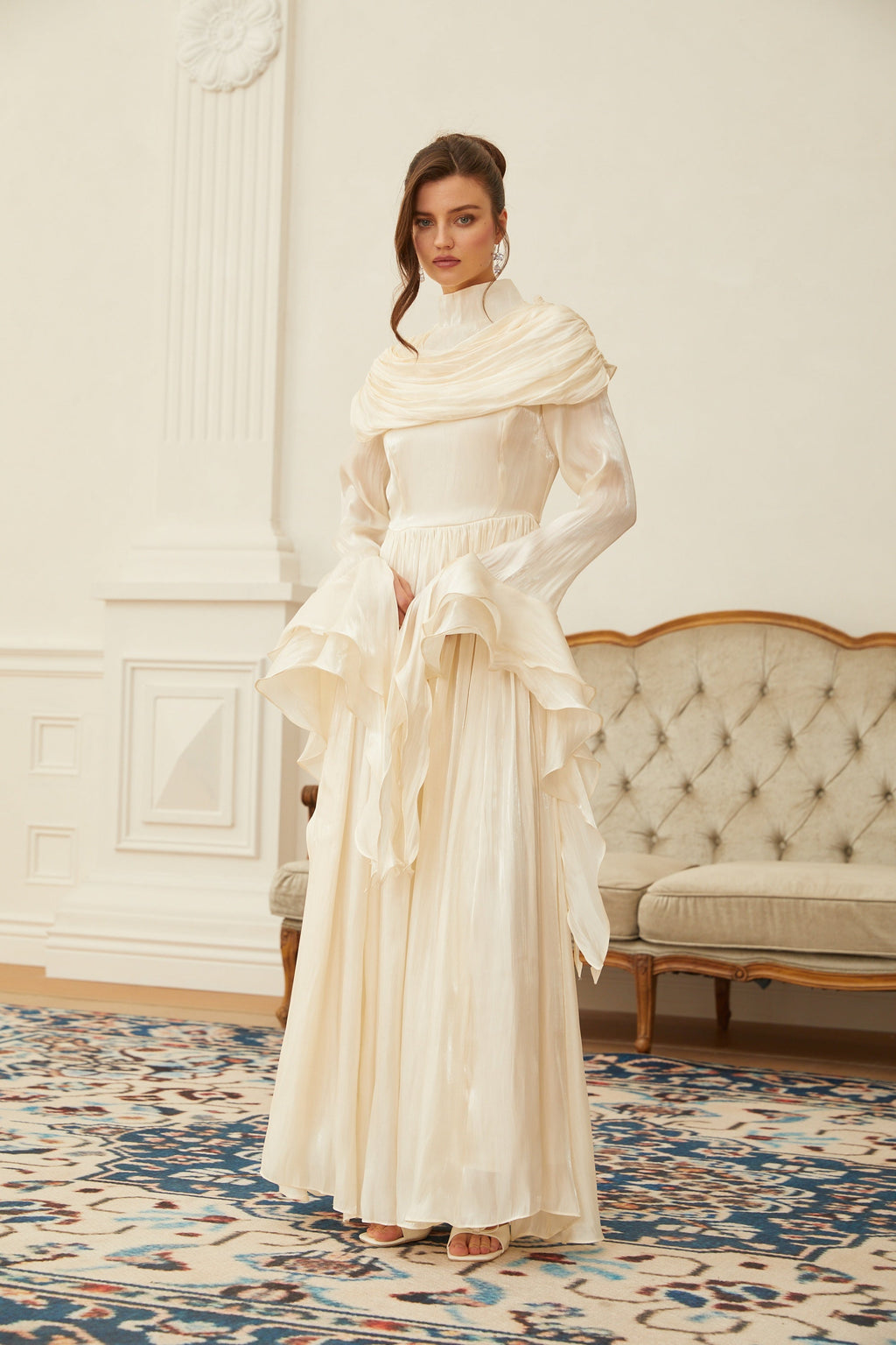 Vestido largo maxi Danuta Neutral con fruncido y pliegues, estilo elegante de la marca Final Sale, en color neutro.