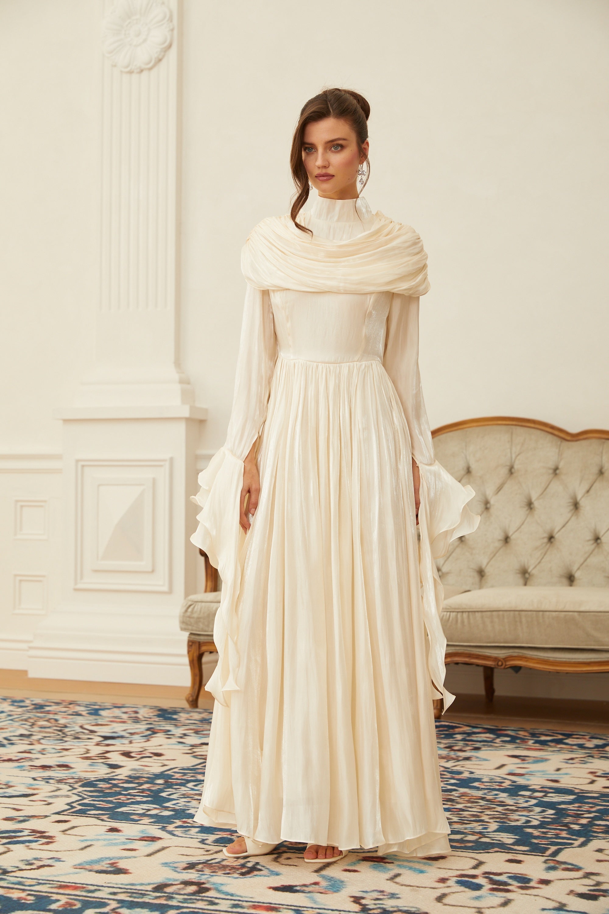 Vestido largo plisado y fruncido Danuta Neutral, vestido maxi con estilo elegante y cómodo, en tonos neutros.