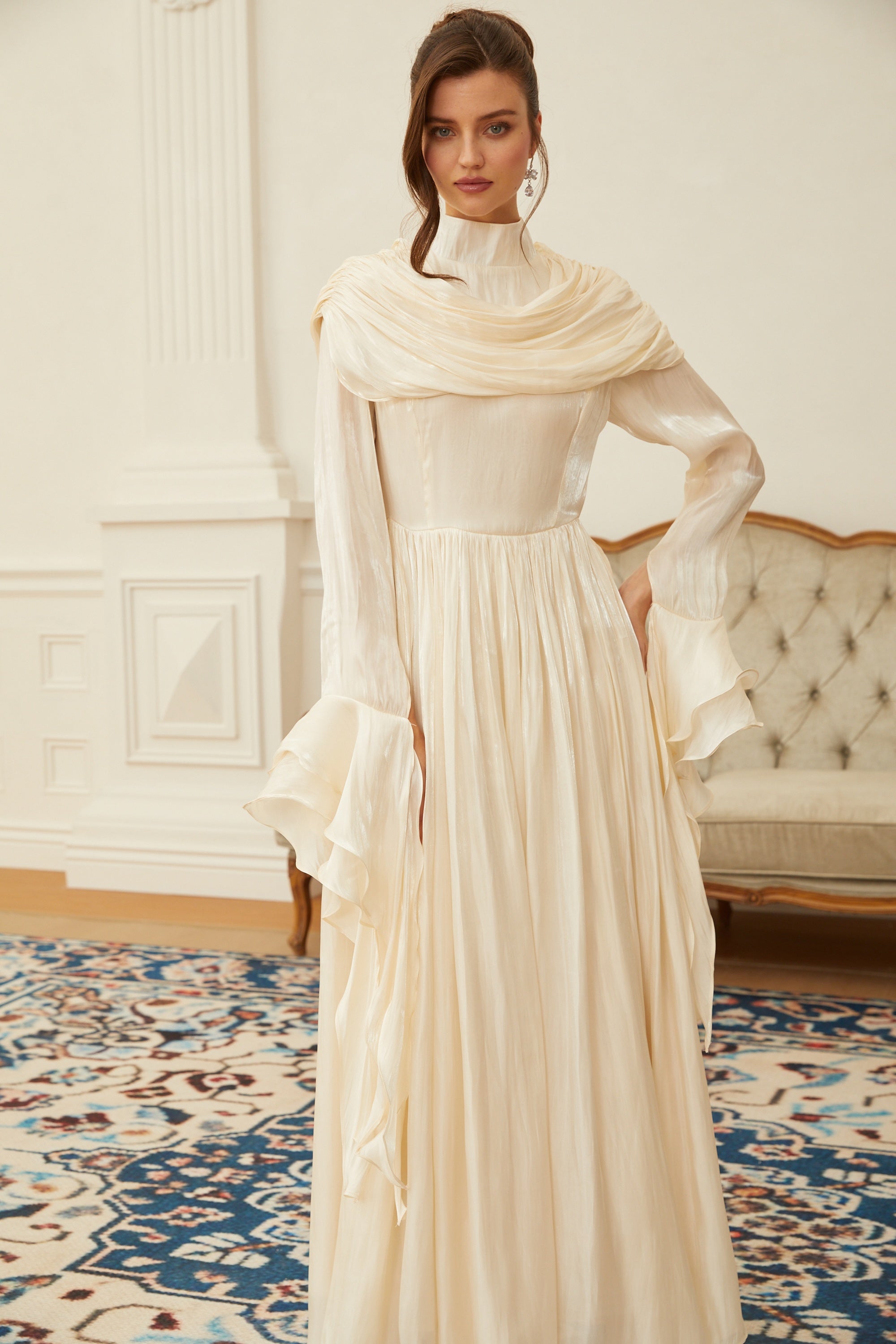 Vestido largo maxi Danuta Neutral con pliegues y recogido, estilo elegante y cómodo en tonos neutros.