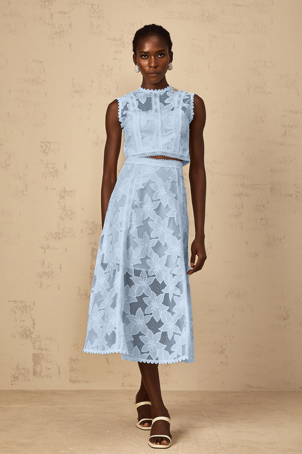 Conjunto de top y falda de MRMelbourne con bordado floral azul y diseño elegante en tela ligera.