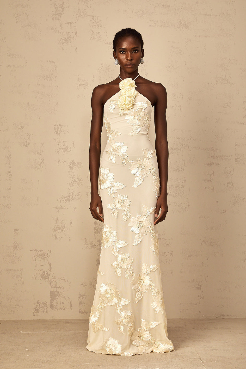Vestido largo maxi con escote halter y bordados en tonos neutros, de la marca Final Sale, en color beige y detalles elegantes.