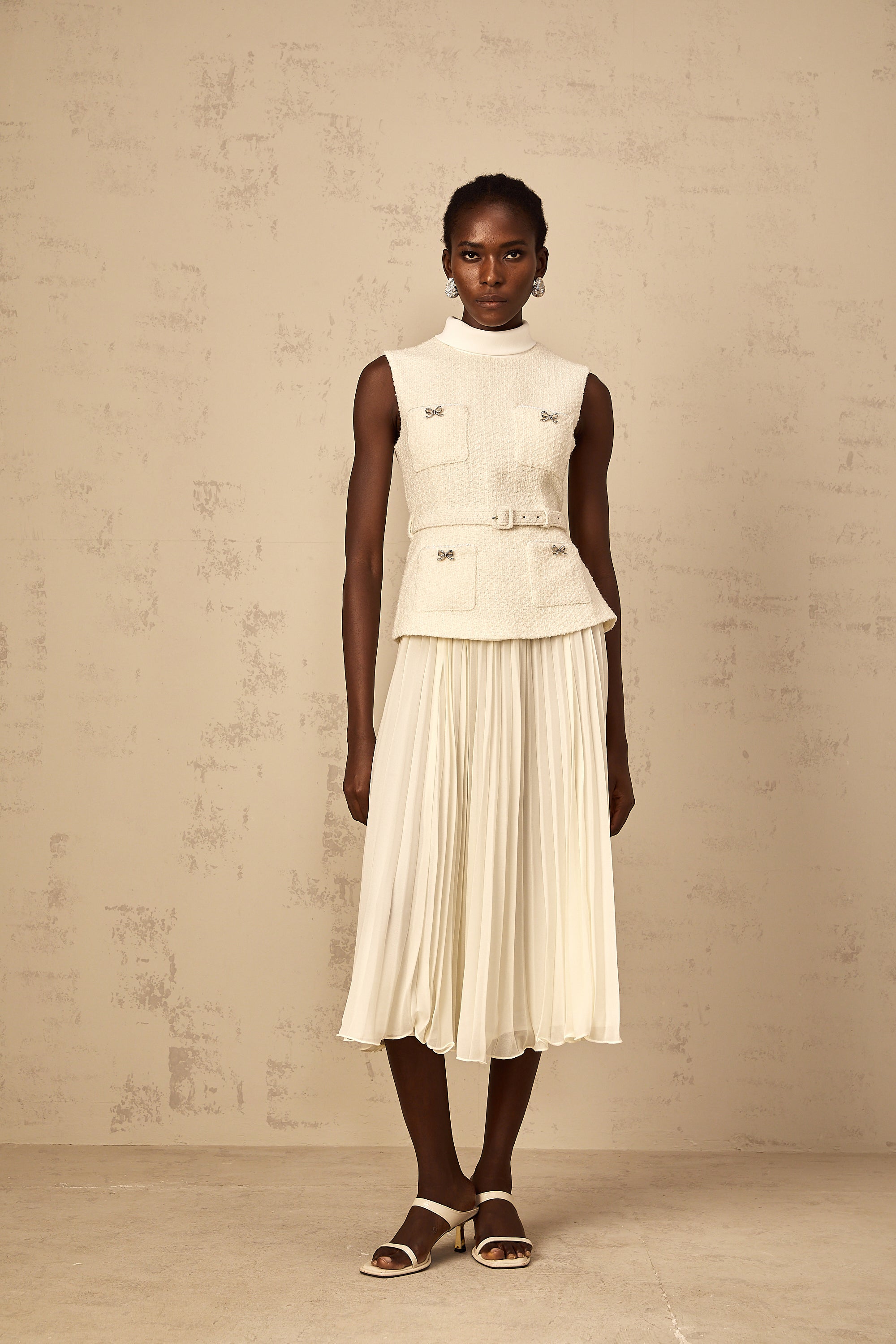 Vestido midi de tweed con panel de tul en color blanco roto, de la marca Final Sale, para ocasiones elegantes.