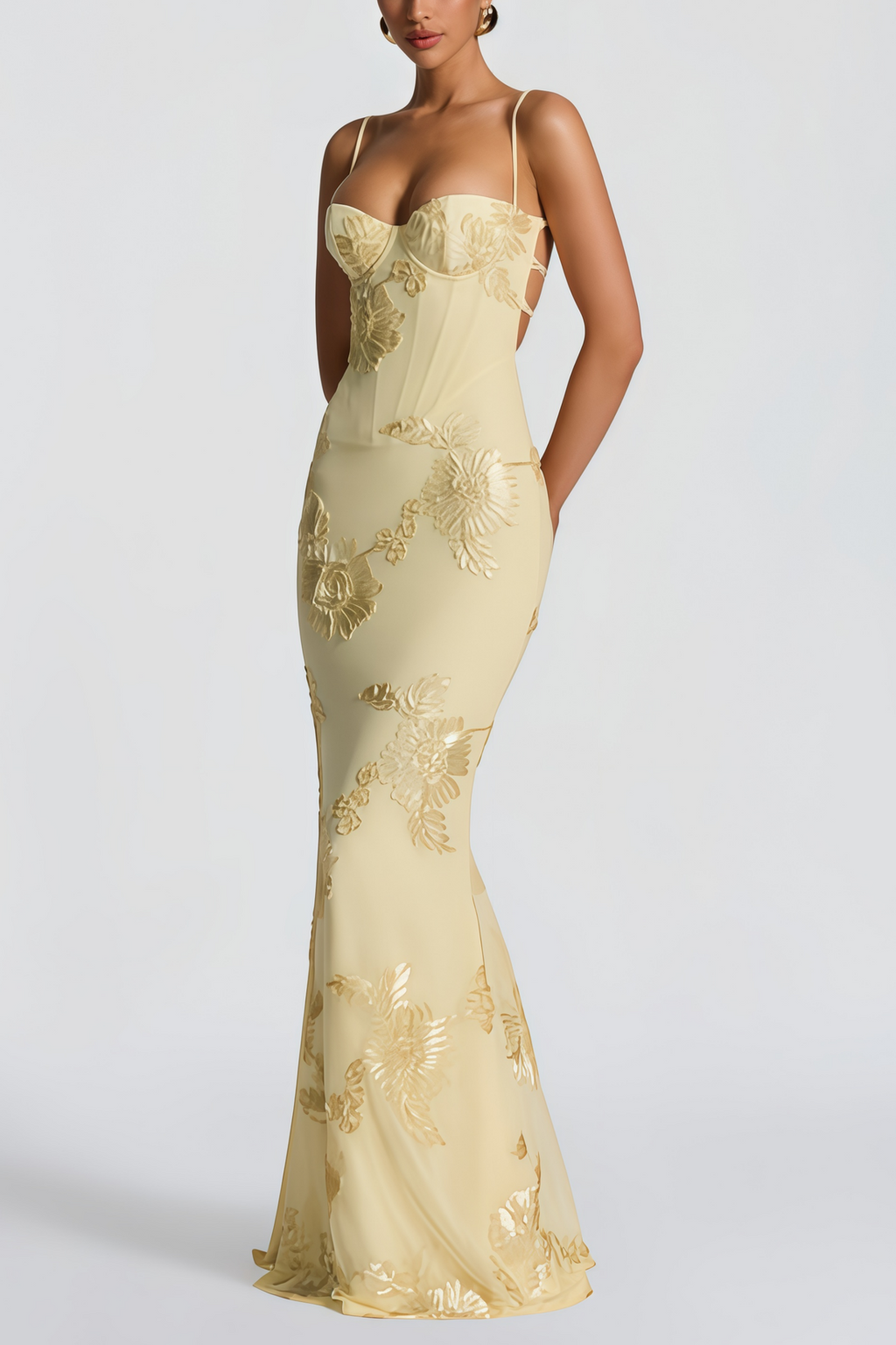 Vestido largo de corsé estilo maxi Théoline amarillo con aplicaciones florales, diseño elegante y detalles llamativos.