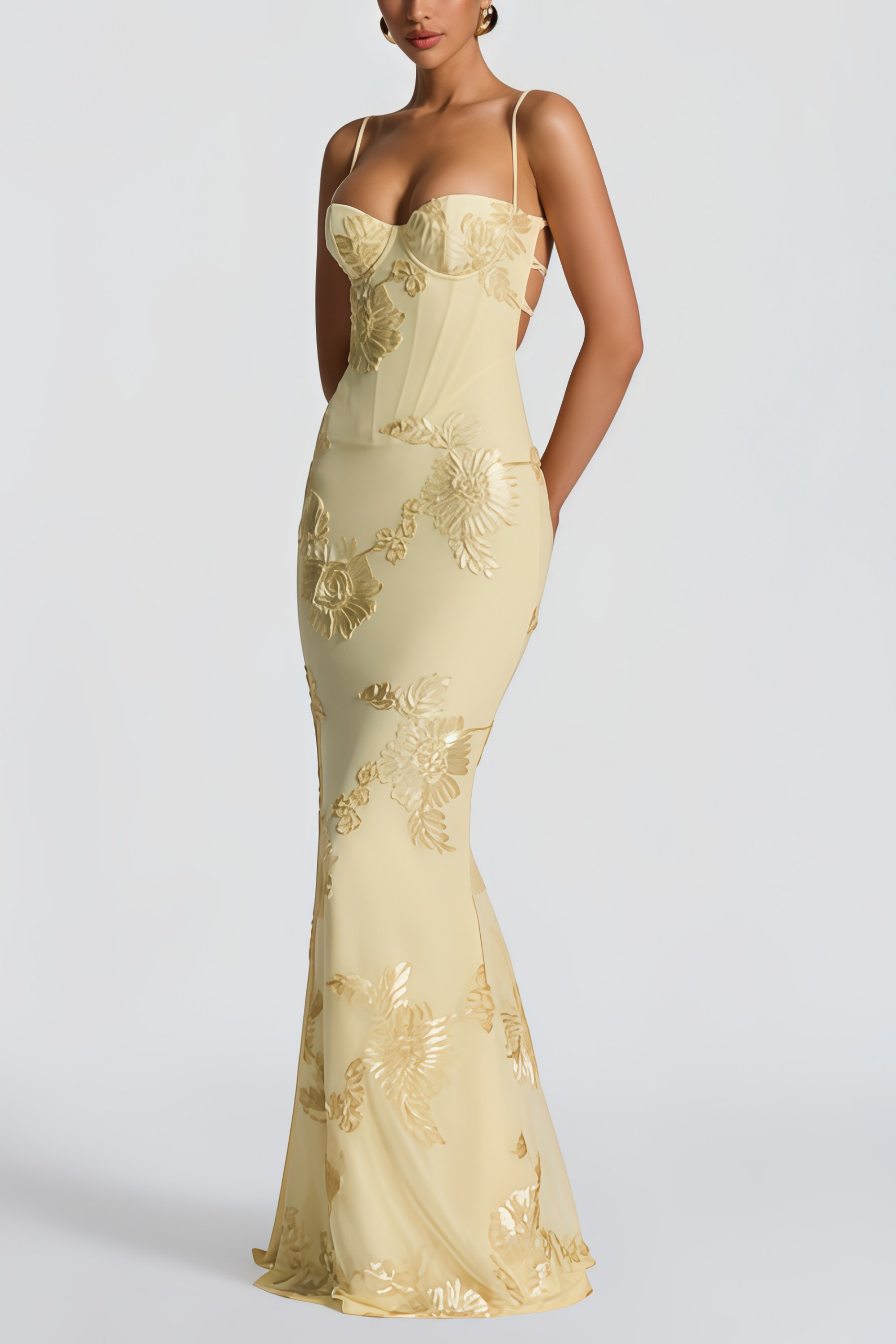 Vestido largo de corsé estilo maxi Théoline amarillo con aplicaciones florales, diseño elegante y detalles llamativos.