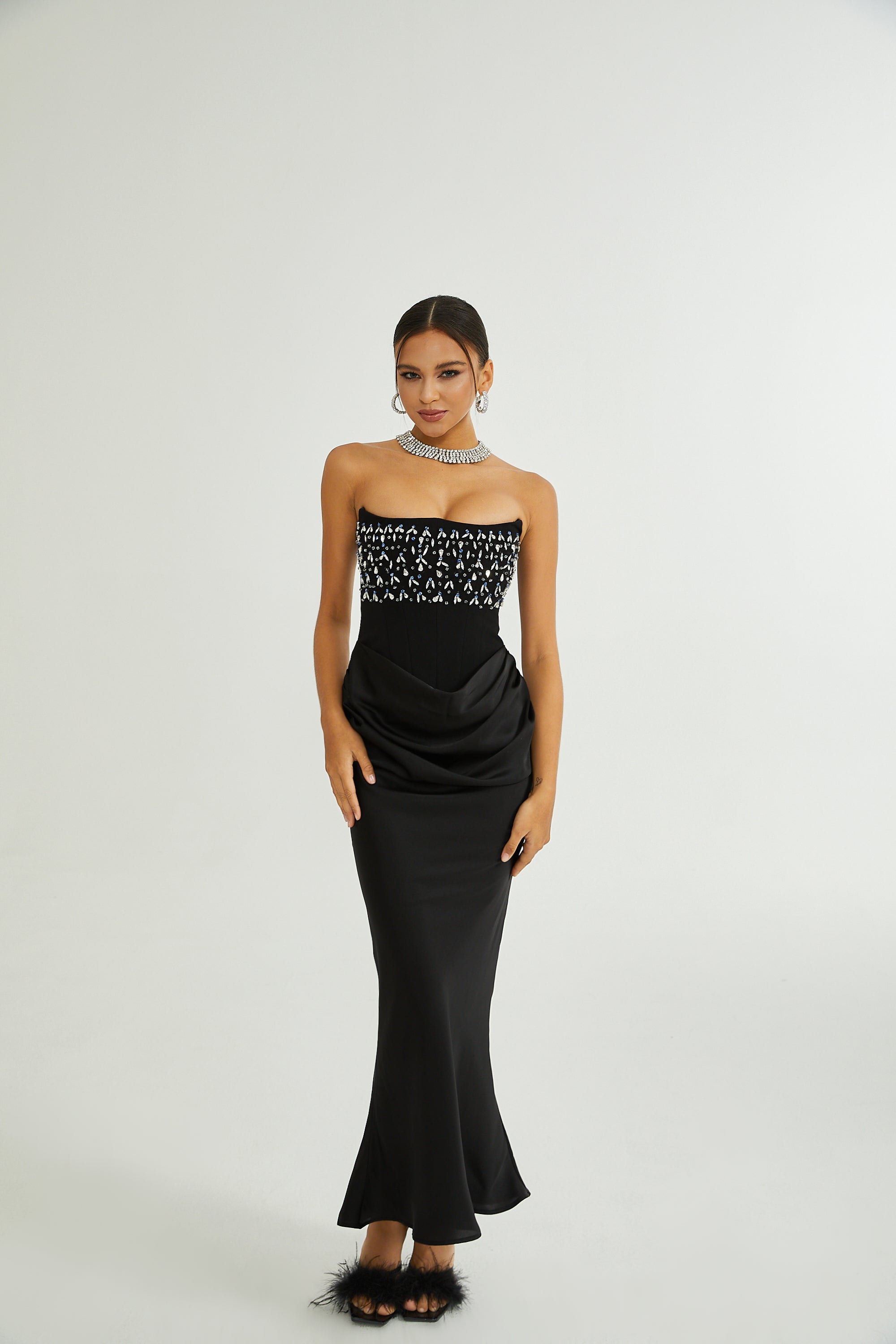 Vestido largo Aurore Crystal Embellished de Final Sale, con detalles de cristales y diseño elegante en color oscuro.