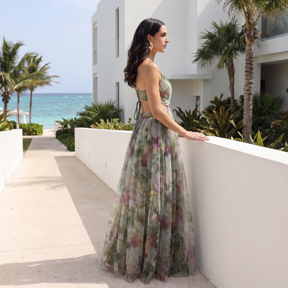 Vestido largo de invitada de boda Dayana de SLIPPO®, diseño cruzado en la parte frontal y estilo maxi elegante.