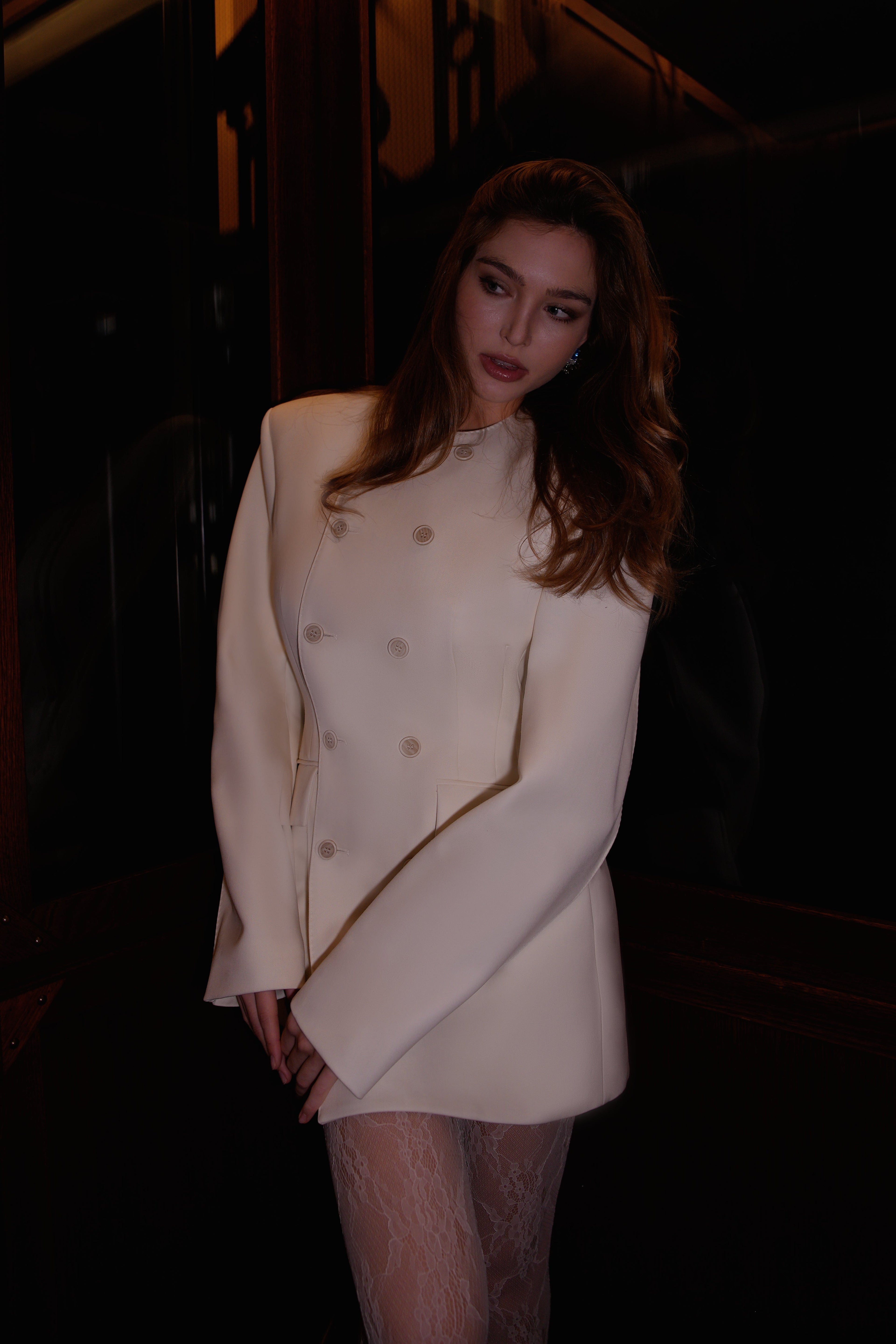 Vestido blazer doble abotonado en color blanco con estampado de azafrán, de la marca MRNewyork, en vista frontal.