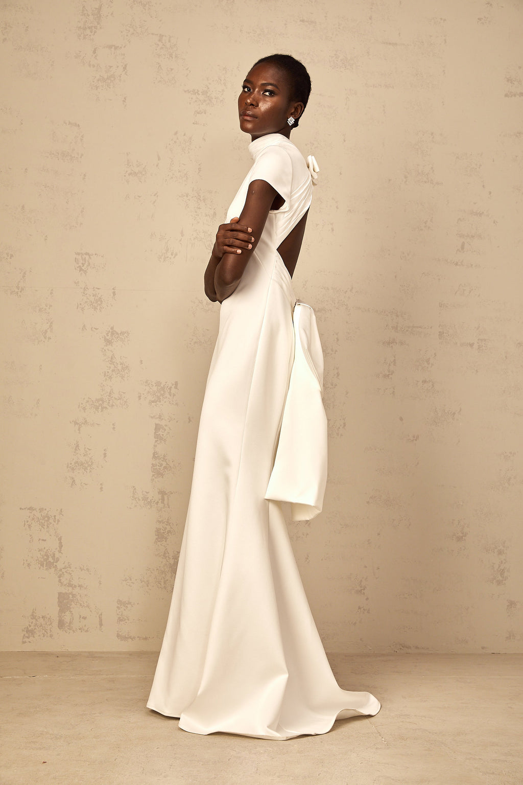 Vestido largo de sirena en color blanco con lazo grande de la marca Final Sale, mostrando su diseño elegante y detalles en la parte superior.