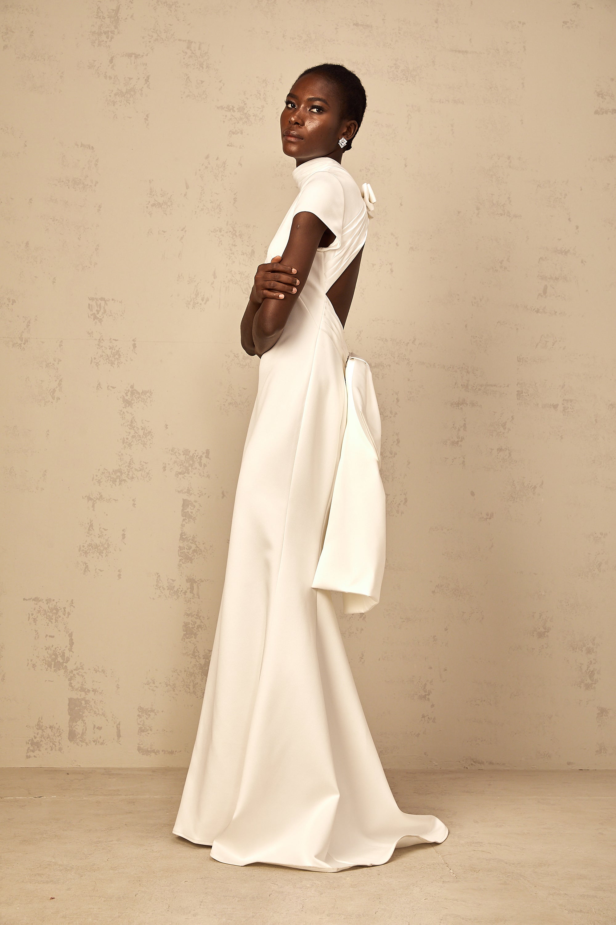 Vestido largo de sirena en color blanco con lazo grande de la marca Final Sale, mostrando su diseño elegante y detalles en la parte superior.