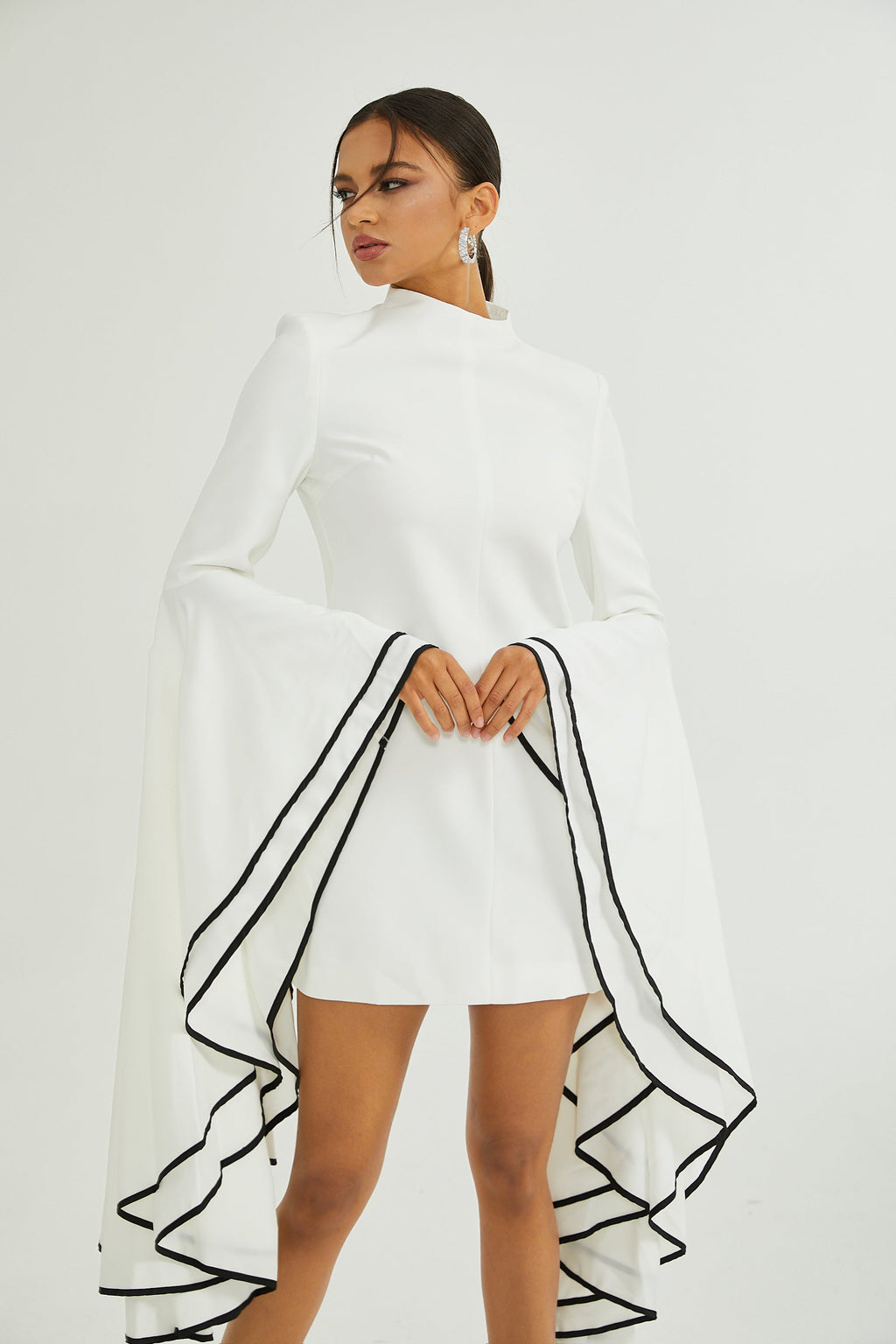Vestido Madeleine con mangas abullonadas y volantes, en color blanco, de la marca Final Sale, talla media.