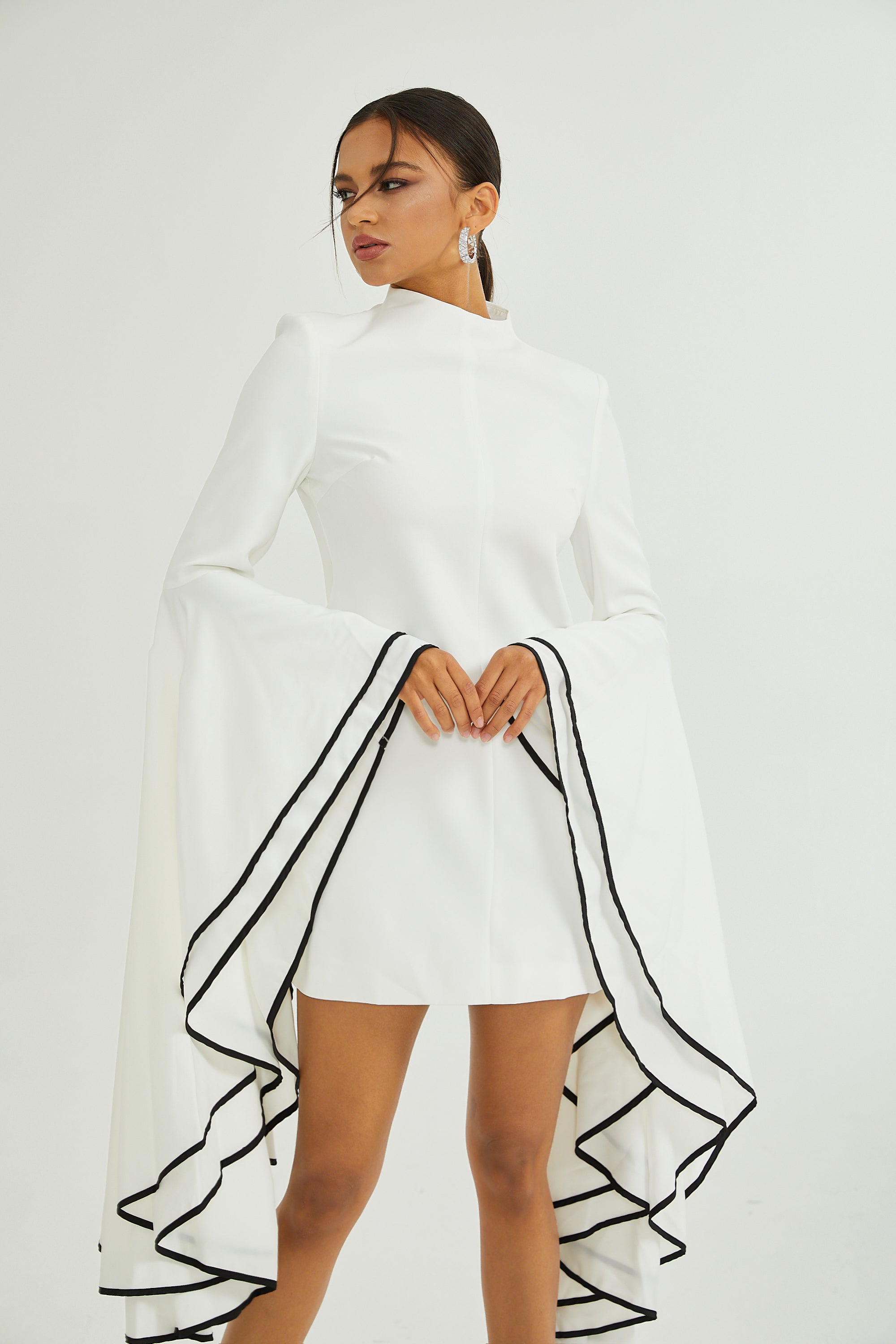 Vestido Madeleine con mangas abullonadas y volantes, en color blanco, de la marca Final Sale, talla media.