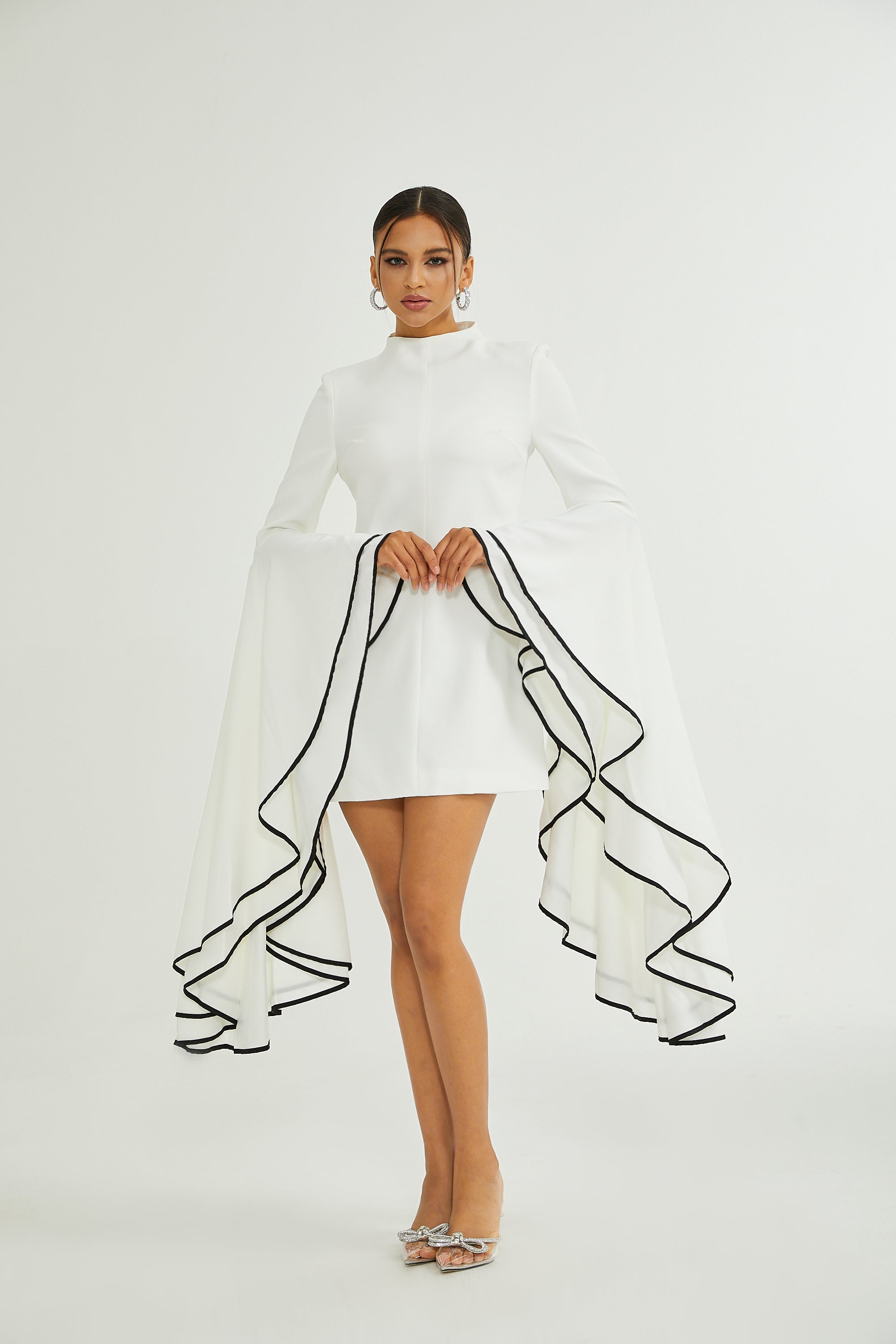 Vestido de manga con volantes Madeleine de la marca Final Sale, en color vibrante y con diseño elegante para ocasiones especiales.