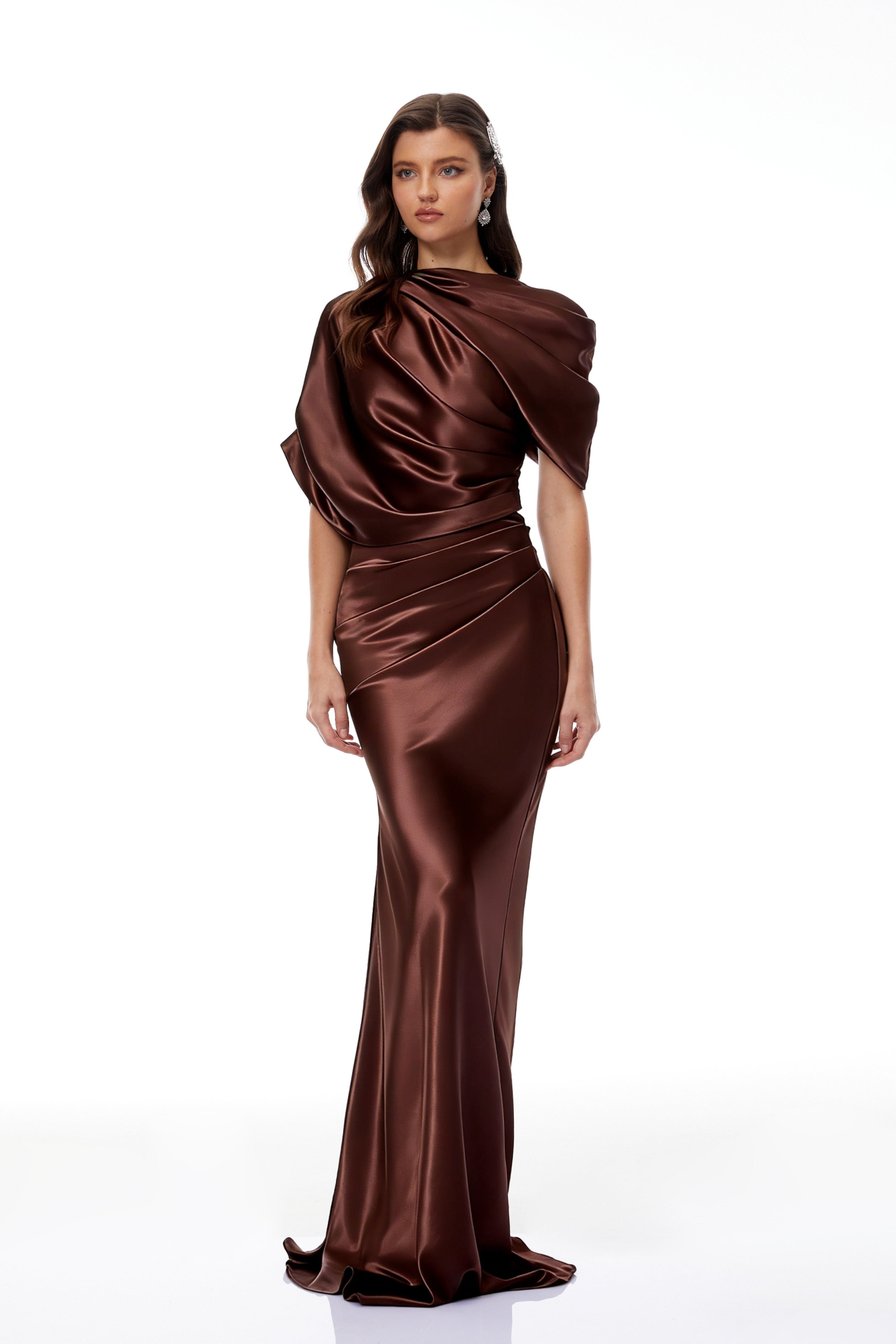 Vestido maxi de satén marrón asimétrico con fruncido y diseño elegante, de la marca Final Sale.