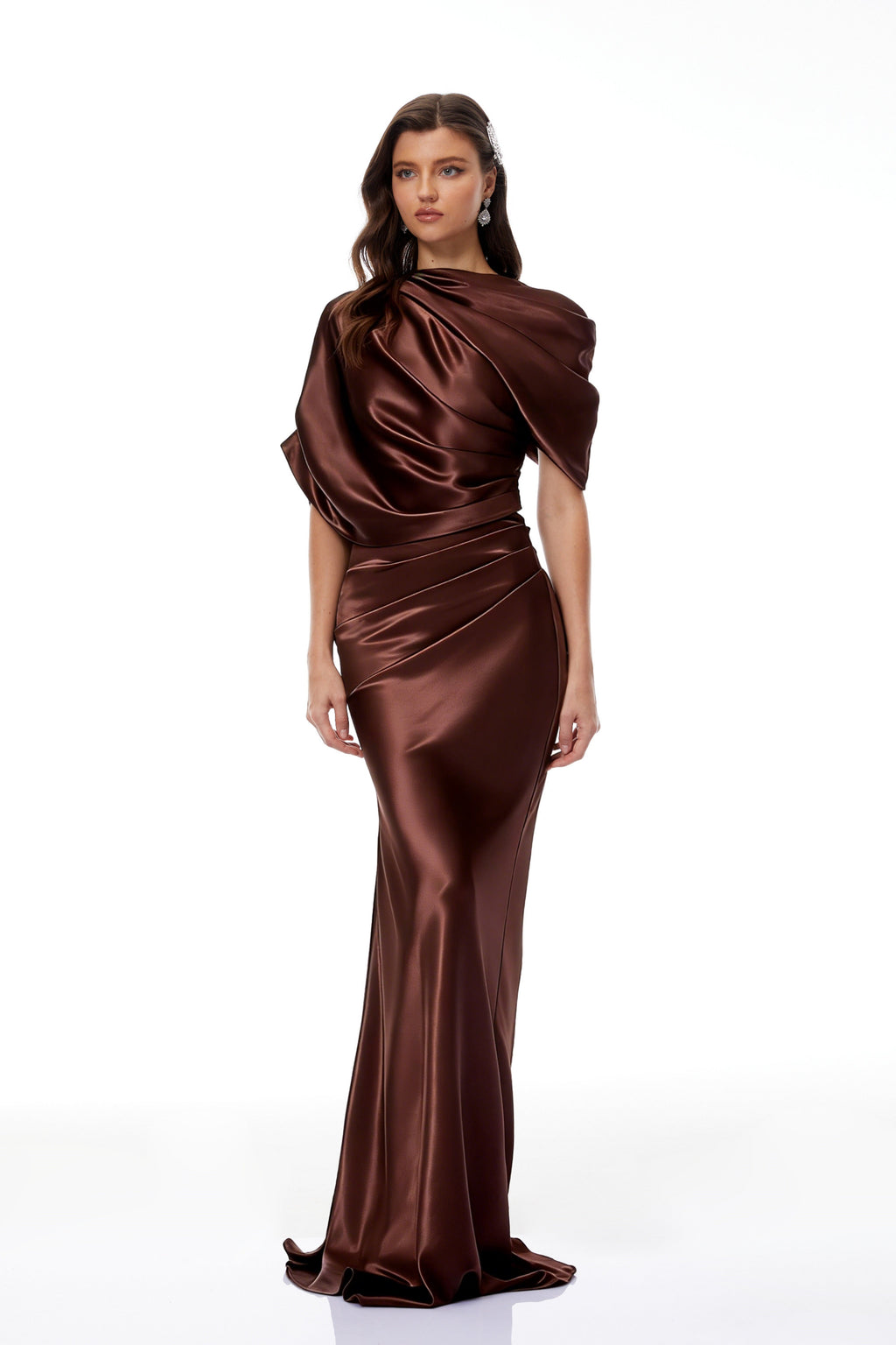 Vestido largo de satén marrón asimétrico de Bridal con fruncido y diseño elegante, mostrado en la imagen.