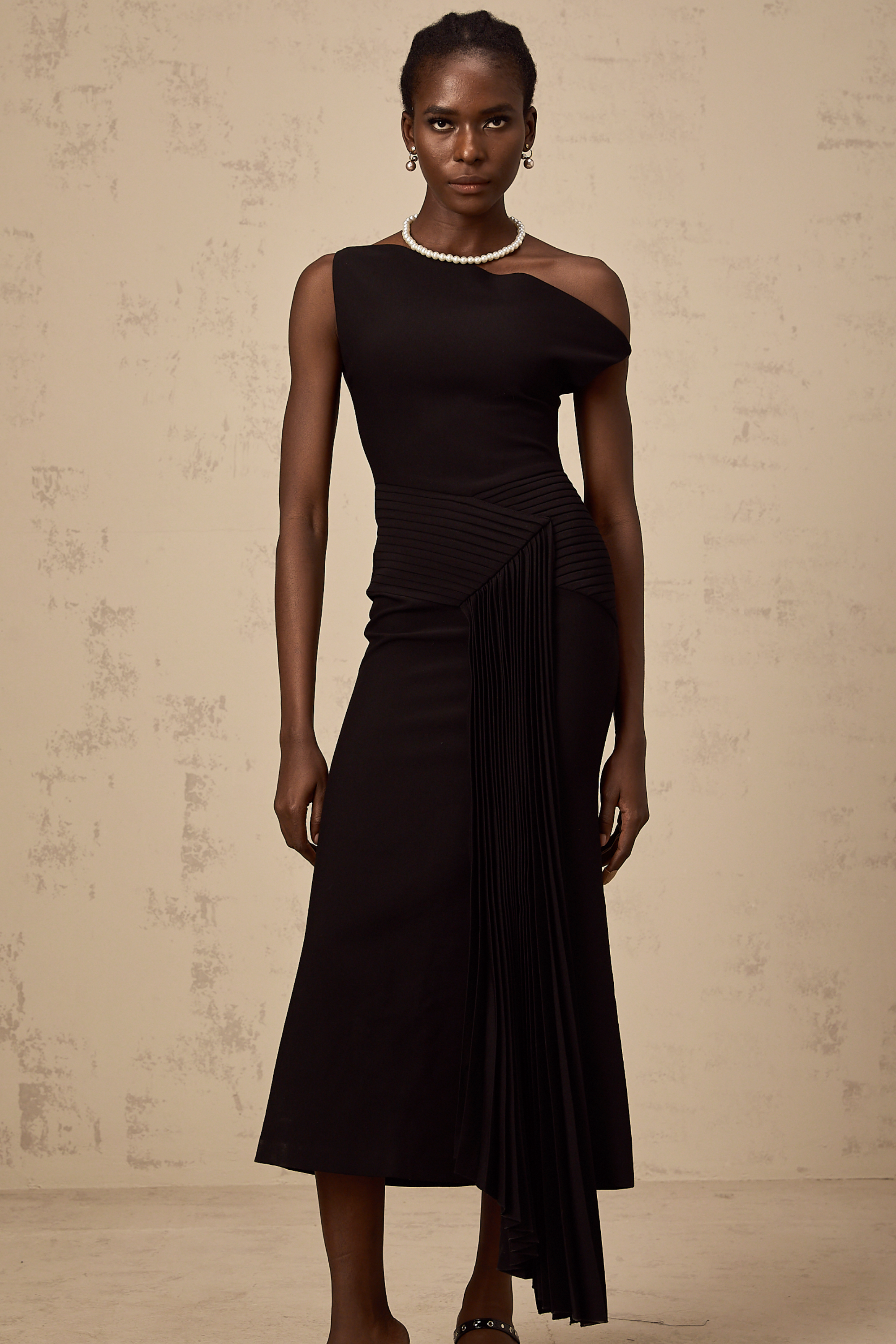 Vestido midi asimétrico Laurine en negro, vestido de noche con drapeado elegante, de la marca Final Sale.