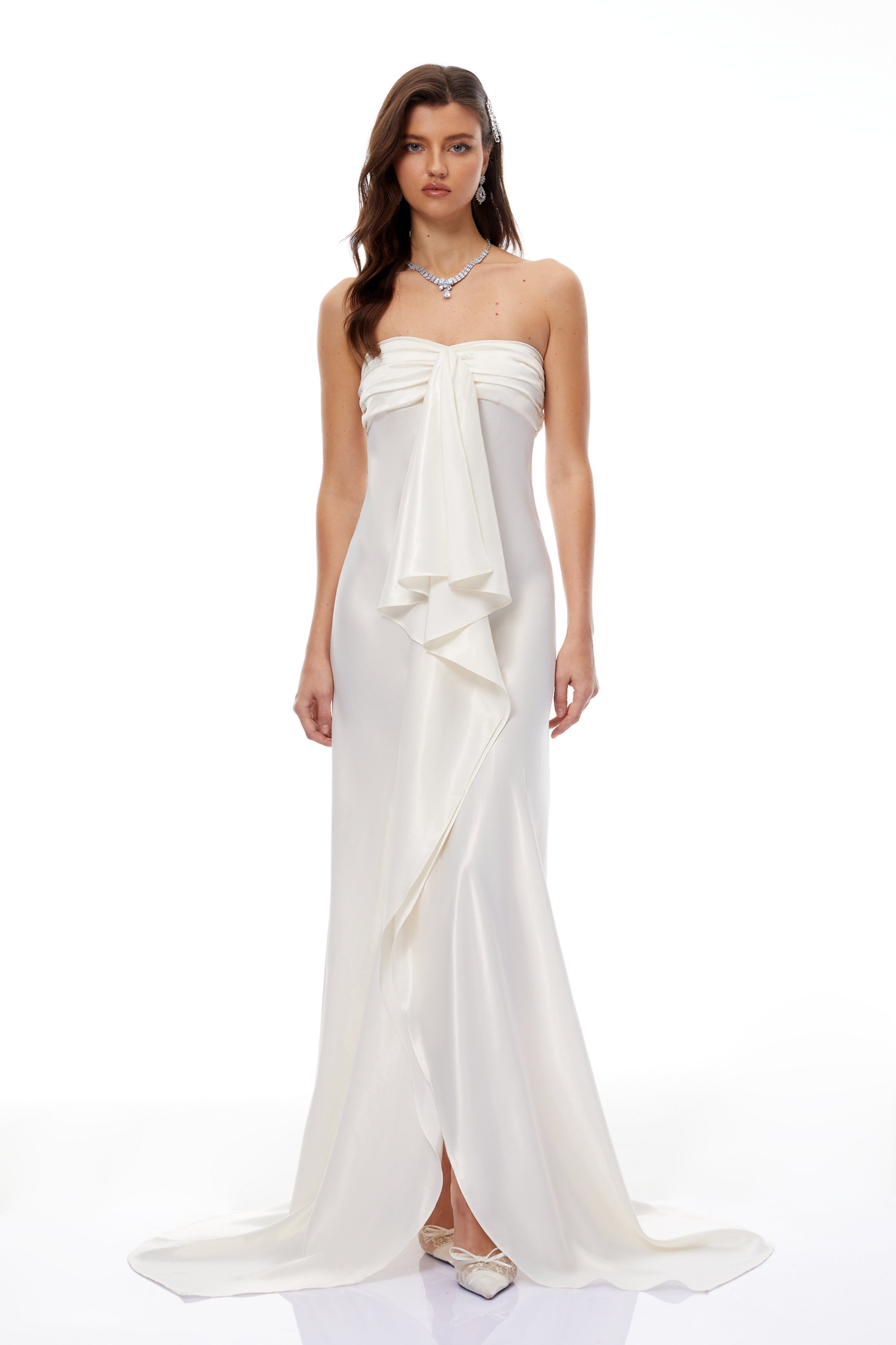 Vestido maxi de satén beige sin tirantes con volantes, diseño elegante de la marca Final Sale.