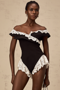 Bodysuit negro con encaje de la marca Final Sale, de corte ajustado y detalles de encaje en el busto y las mangas.