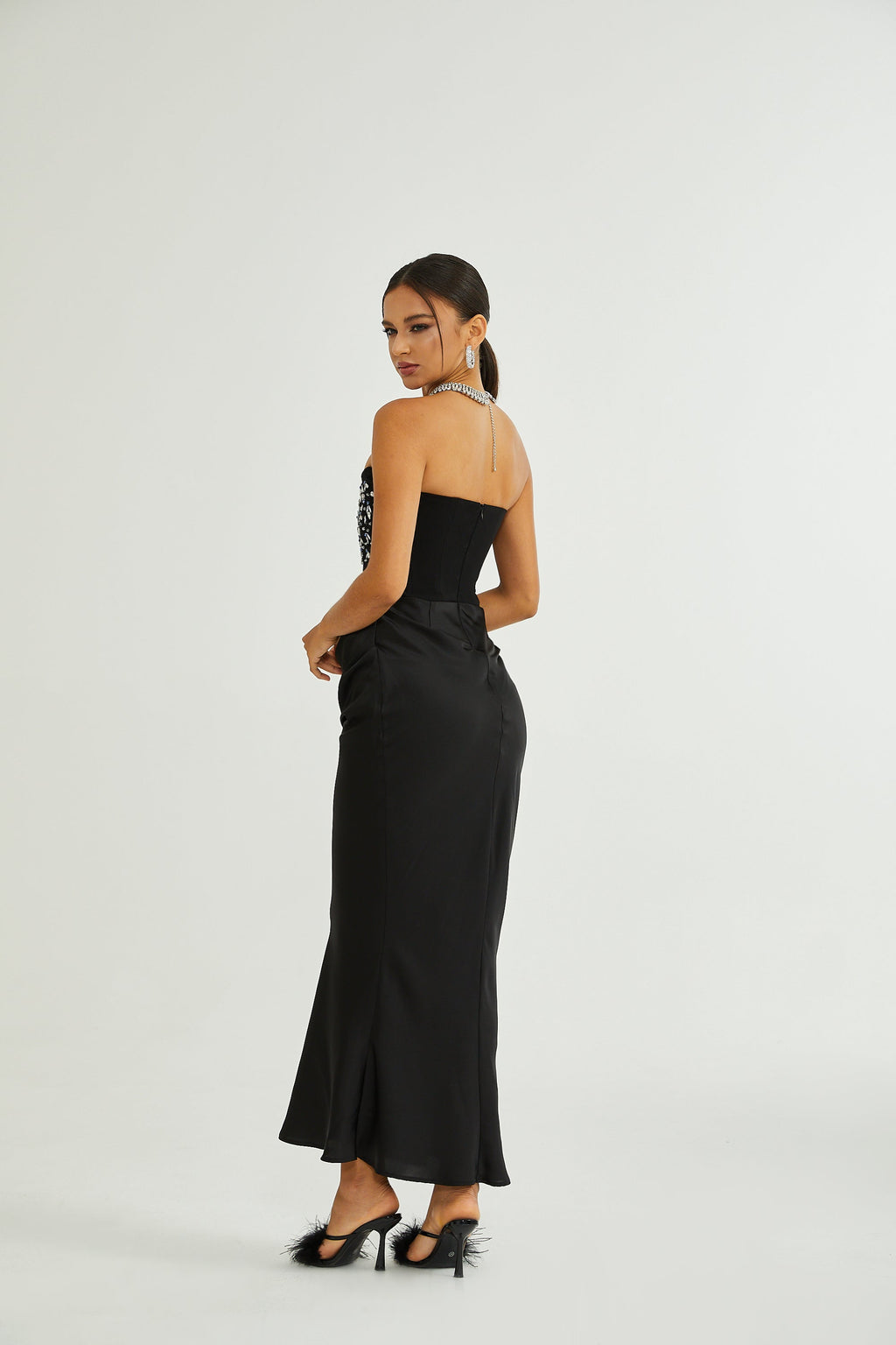 Vestido maxi Aurore Crystal Embellished de Final Sale, vestido largo con detalles de cristales y diseño elegante.