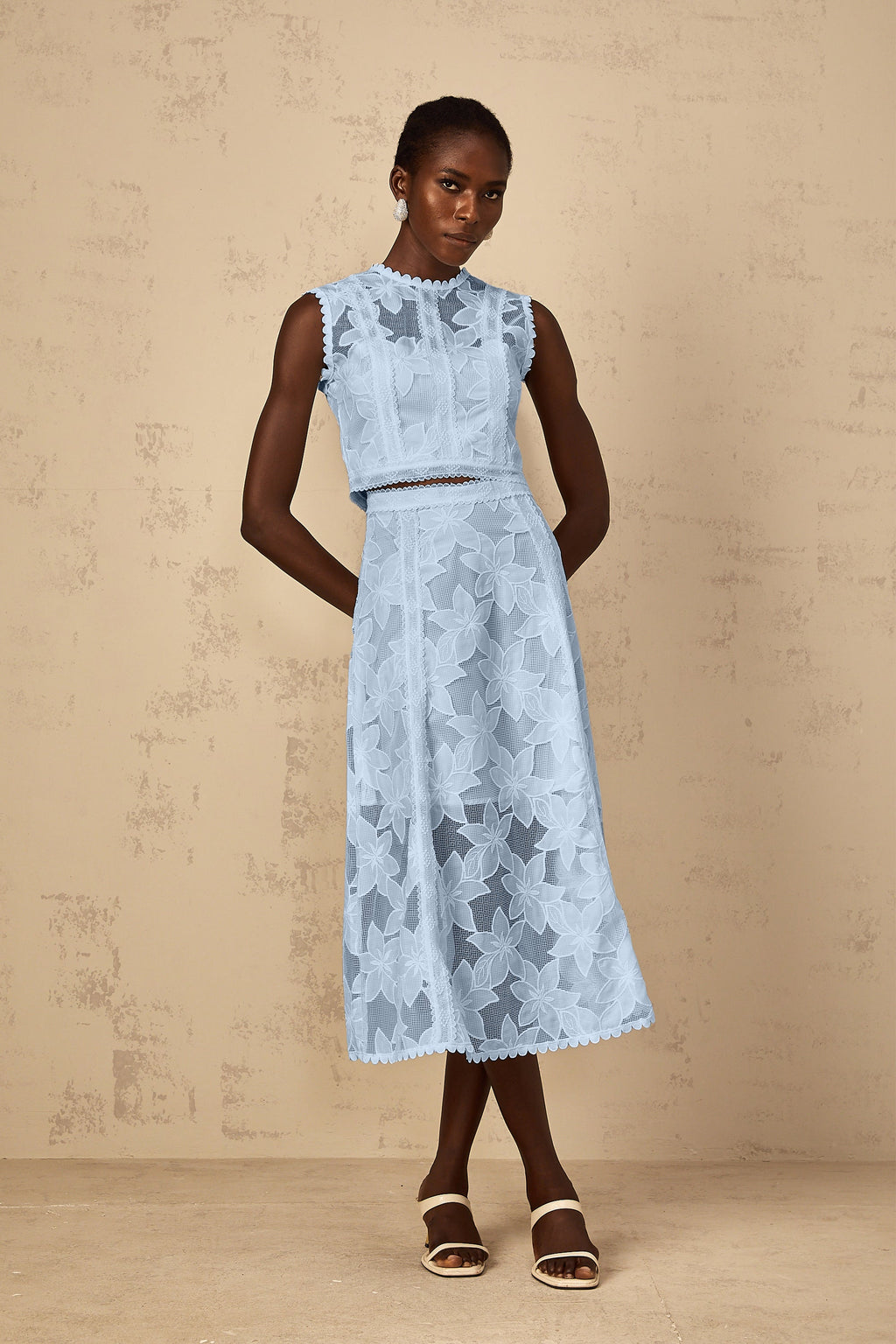 Conjunto de top y falda con bordado floral azul de MRMelbourne, estilo elegante y femenino.