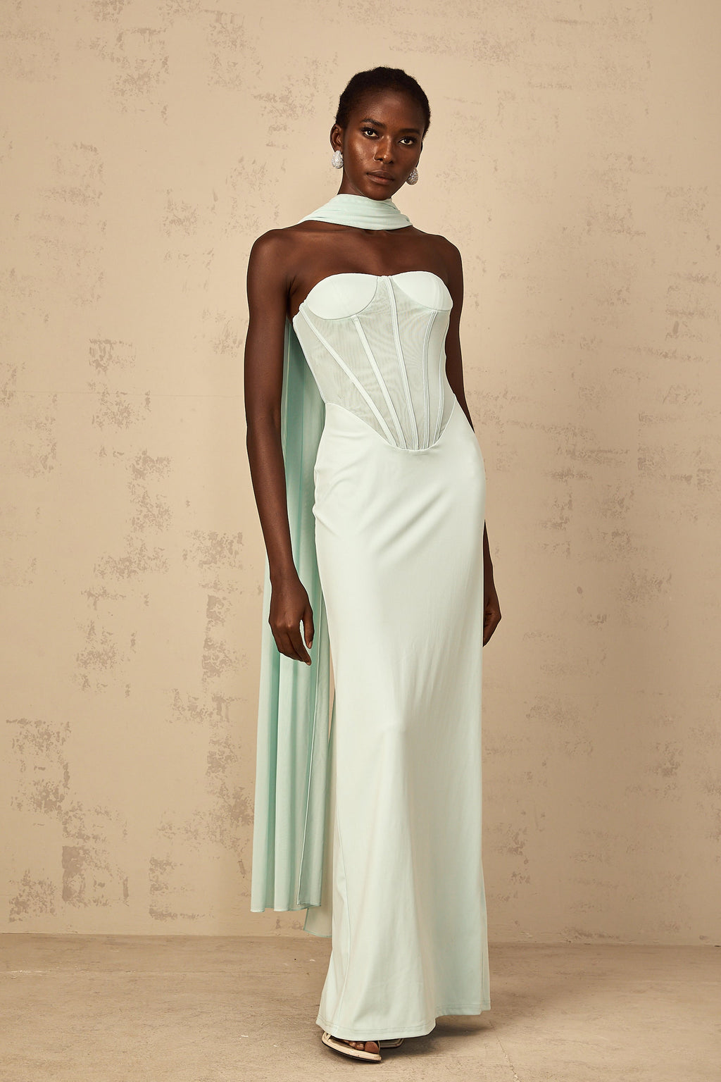 Vestido maxi corsé de tul con paneles en color menta, diseñado por Final Sale, con detalles elegantes y estilo femenino.