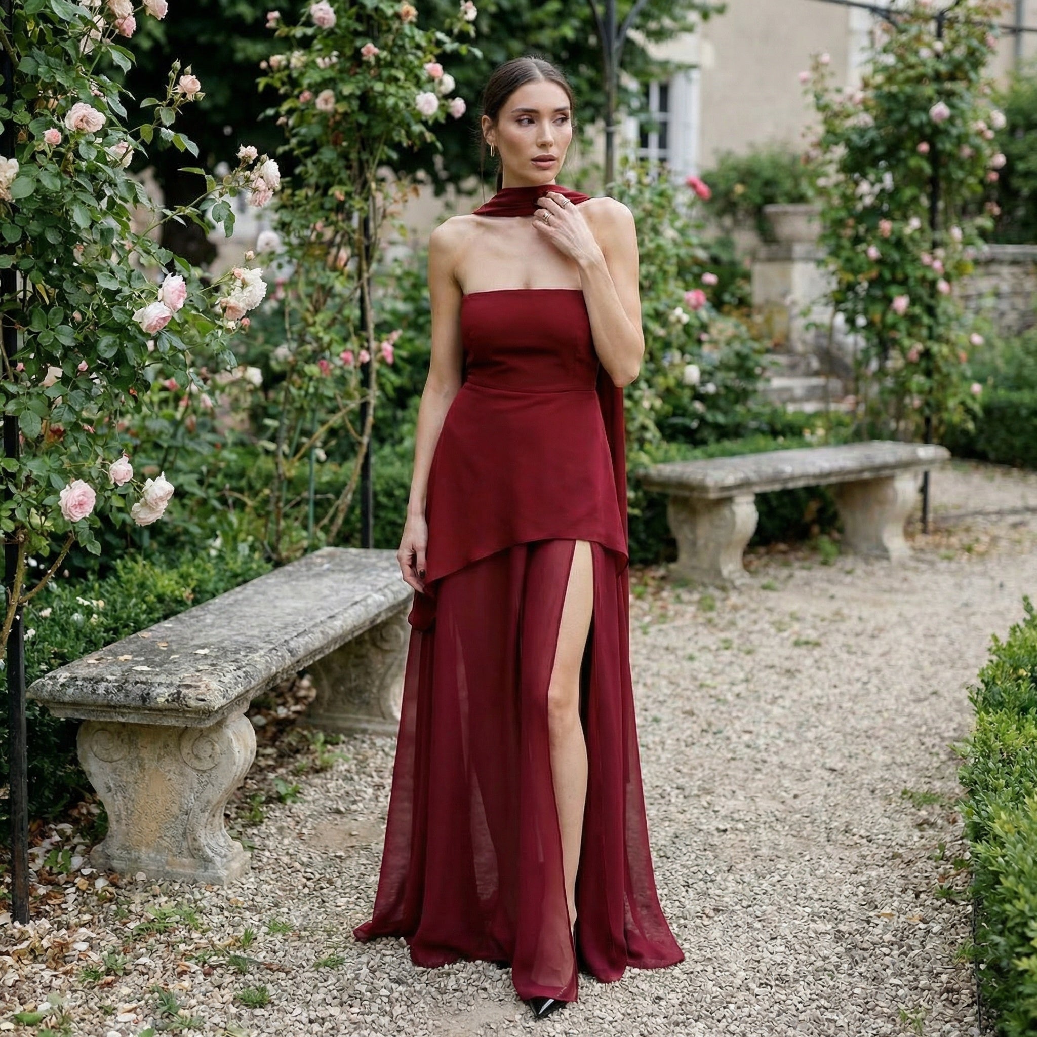 Vestido largo strapless de chiffon Elodie de la marca SLIPPO®, con diseño elegante y fluido en color suave.