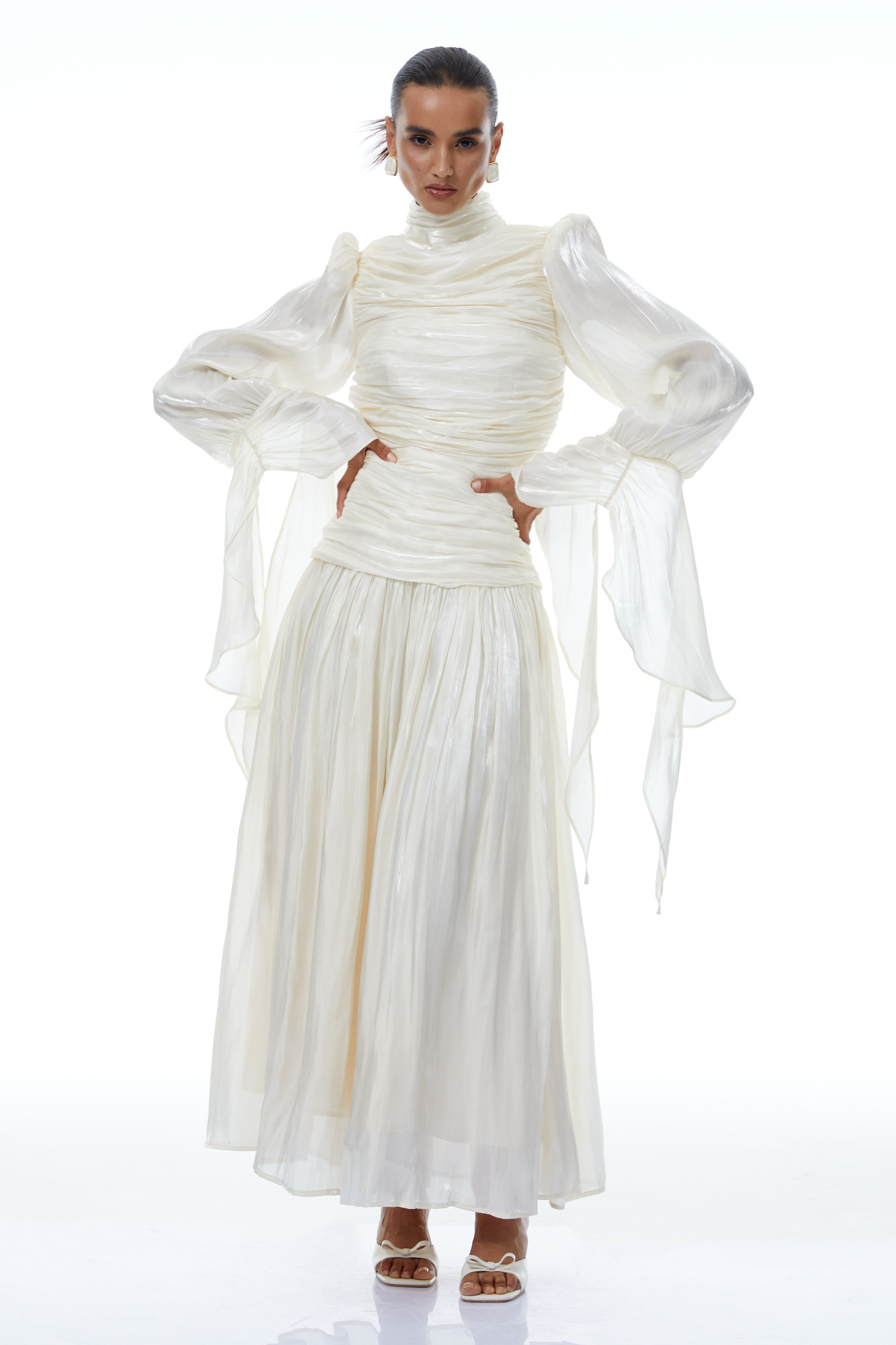Vestido largo maxi Sarolta en tono neutro, con acabado brillante y detalles fruncidos, de la marca Final Sale.