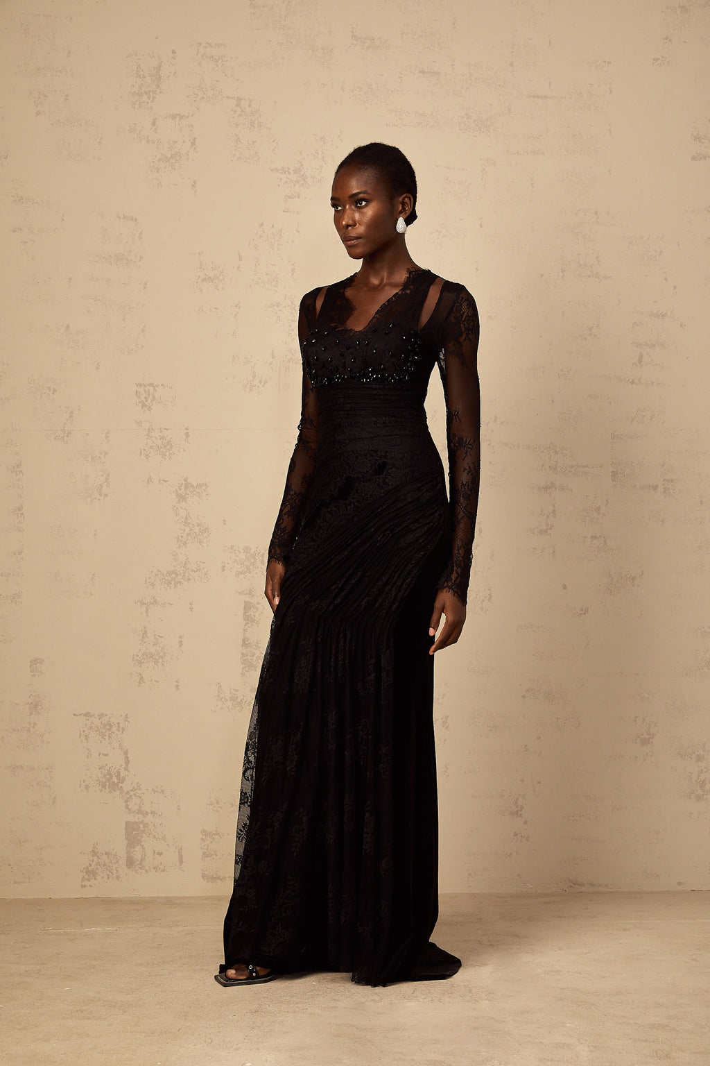 Vestido largo de sirena negro con encaje floral de la marca Final Sale, con escote en V y detalle de abertura en la parte inferior.