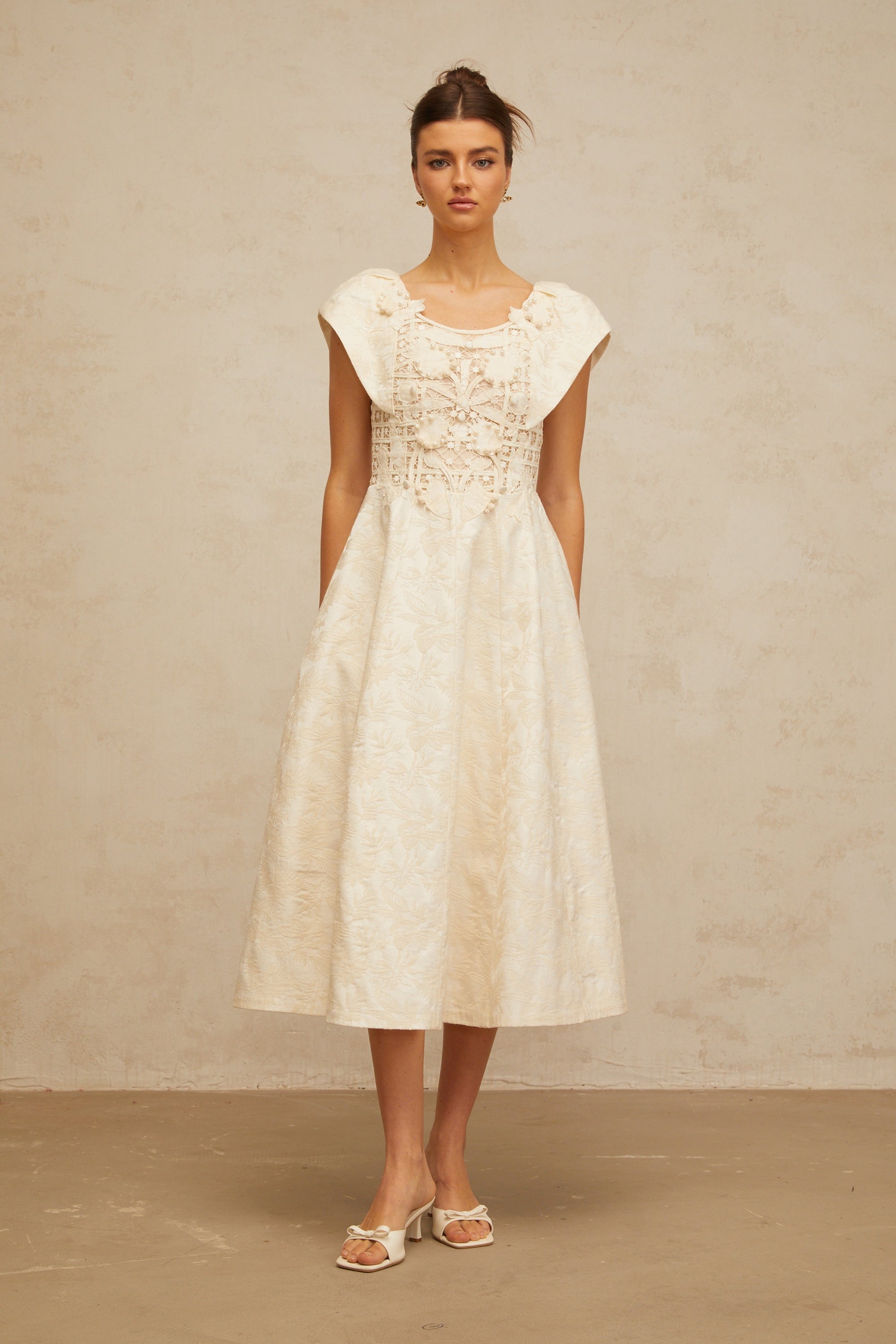 Vestido midi de embrión floral y bordado en tonos neutros de la marca Final Sale, con detalles elegantes y delicados.