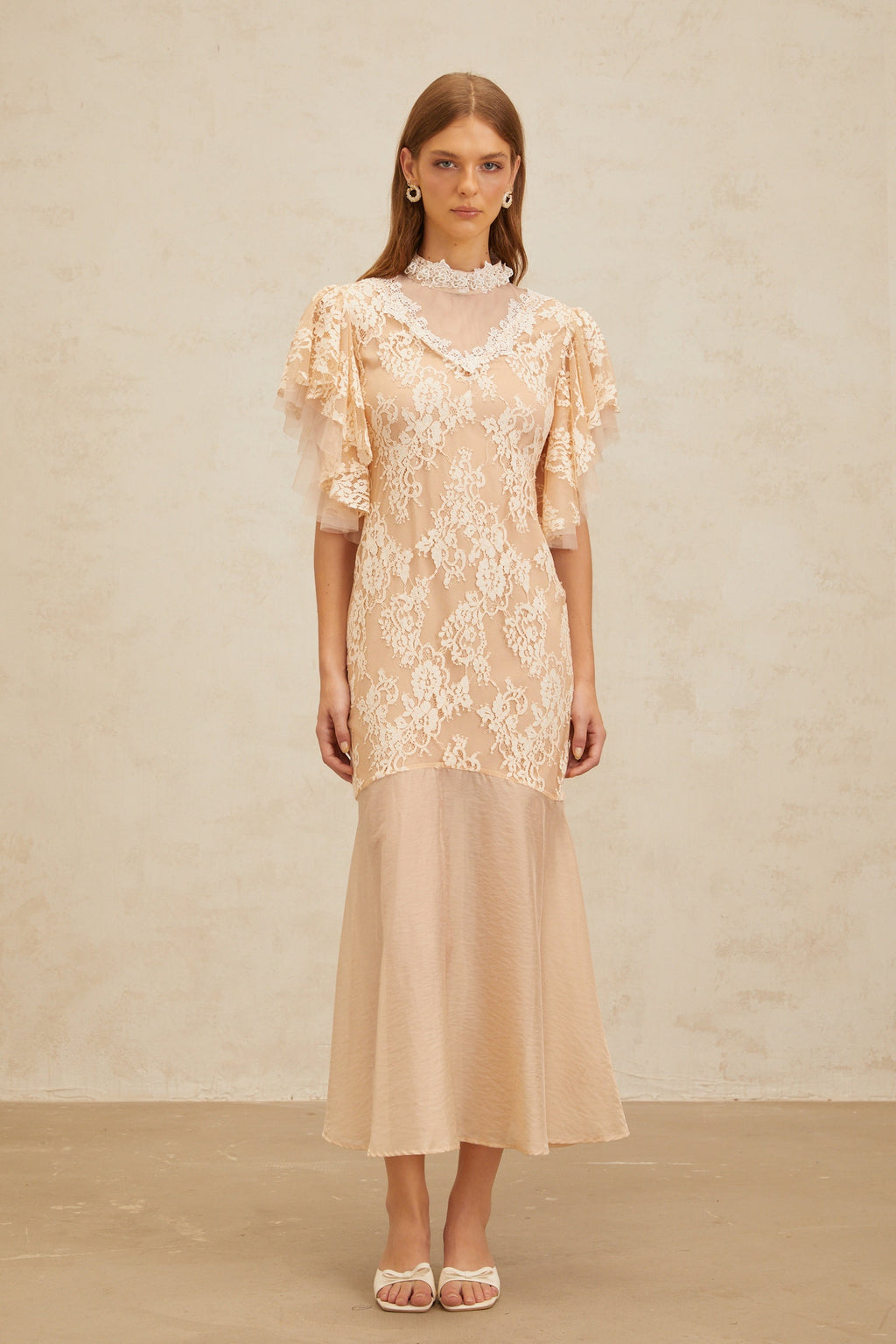 Vestido midi de encaje floral con detalles adornados de la marca MRParis, en tonos neutros, con paneles elegantes y estilo sofisticado.