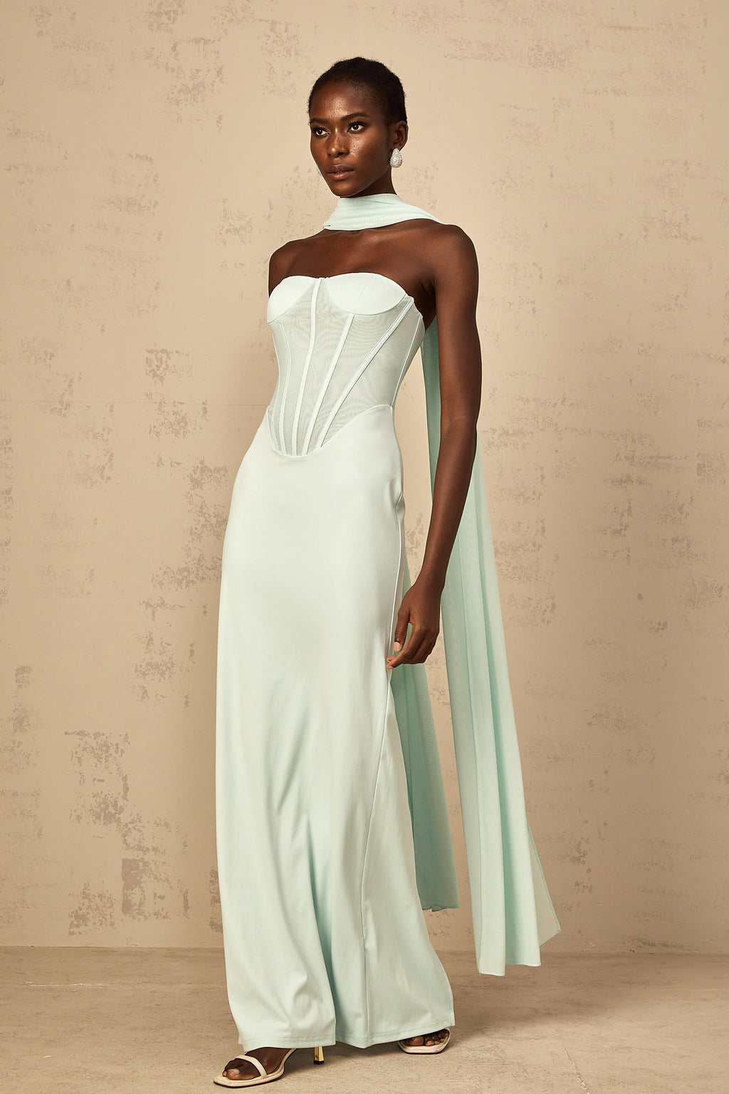 Vestido largo de corsé de tul en color menta con falda maxi y detalles elegantes, de la marca Final Sale.