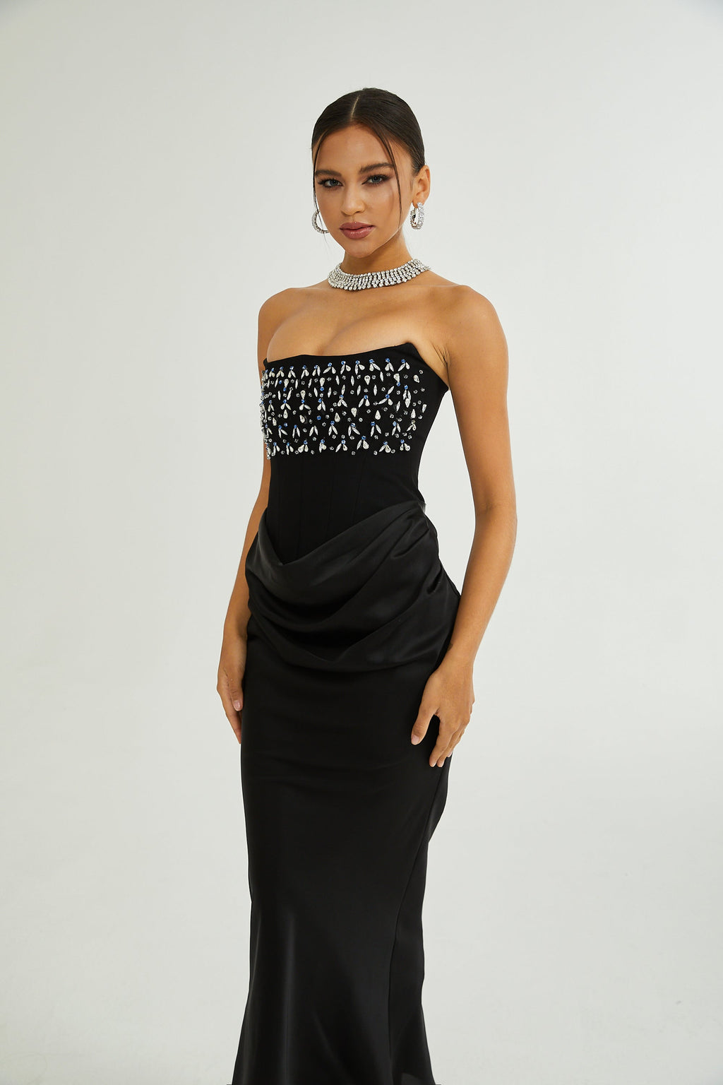 Vestido maxi Aurore con adornos de cristales, largo y elegante, en color oscuro, diseñado por Final Sale.