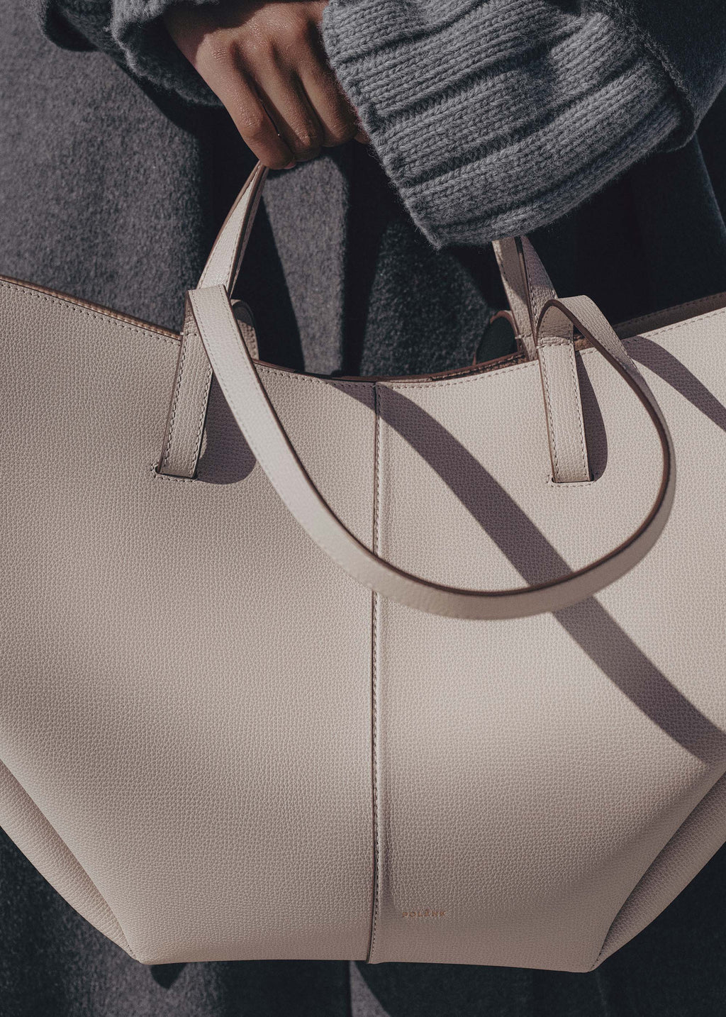 Bolso Polène Cyme - Bruma Piel Granulada, elegante bolso de mano con textura granulada en color bruma para mujer.