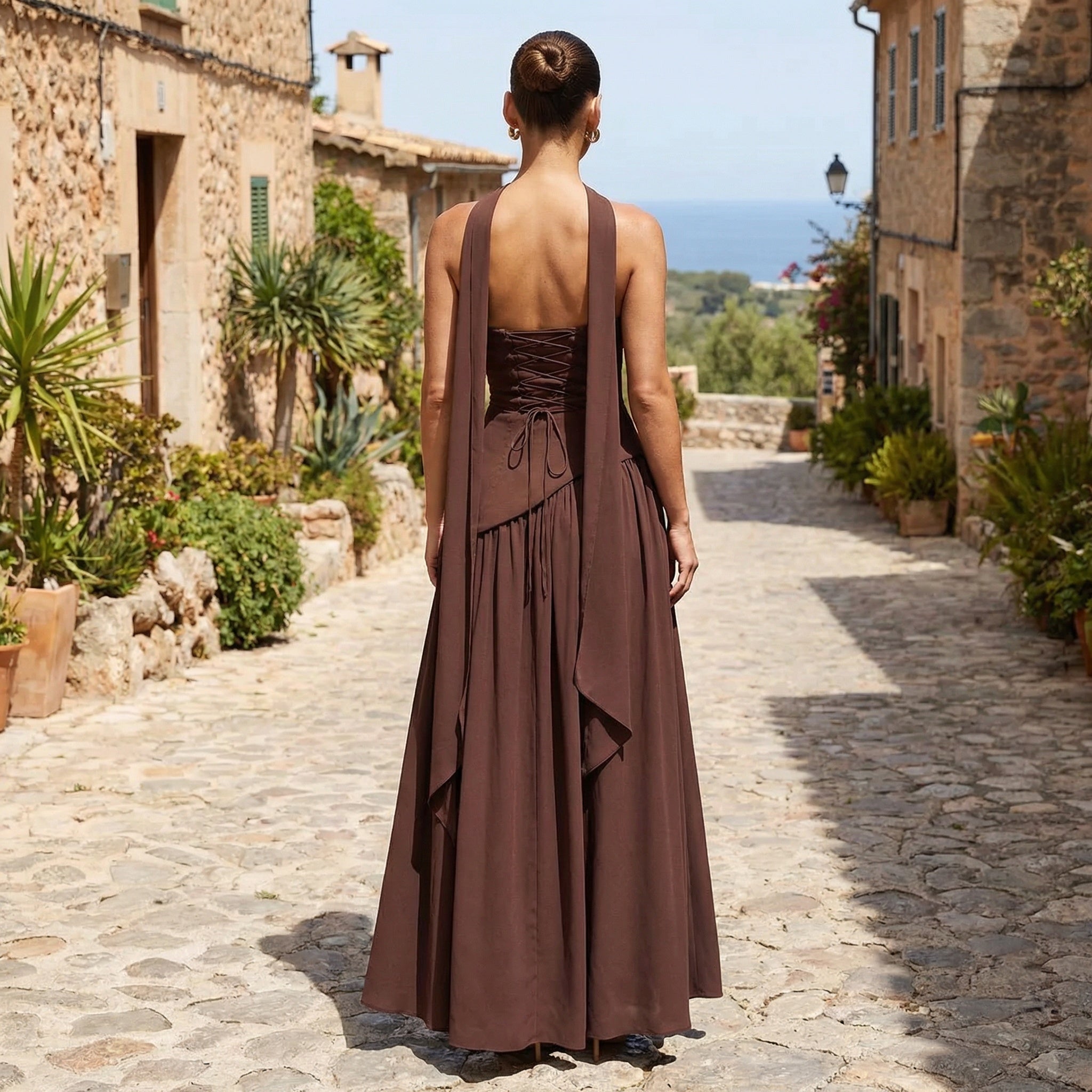 Vestido largo sin tirantes SLIPPO® Maia, maxi vestido de tela suave y estilo elegante, en colores neutros.