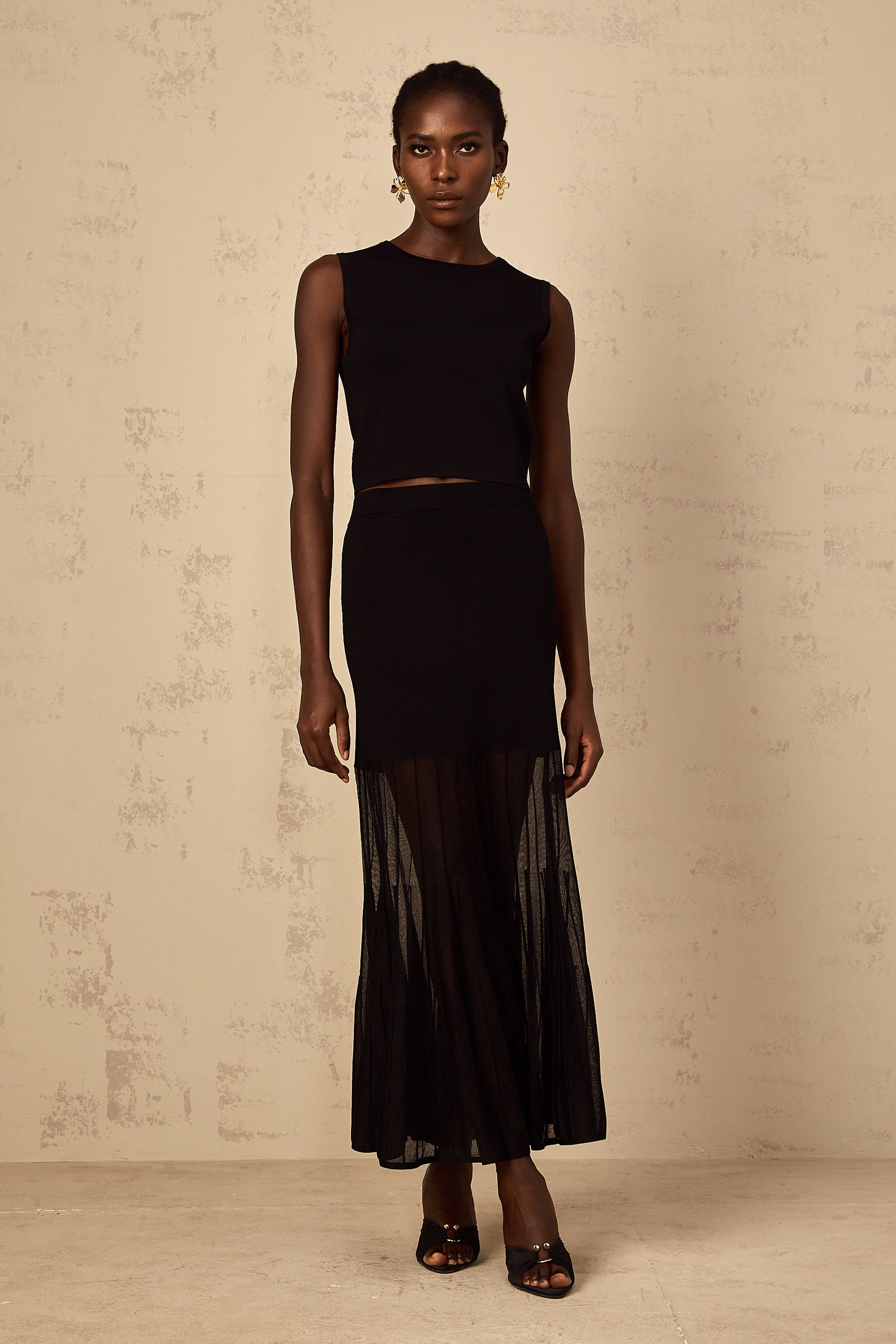 Conjunto de punto negro con paneles en cerise de la marca Final Sale, conjunto a juego de canalé fino y cómodo.