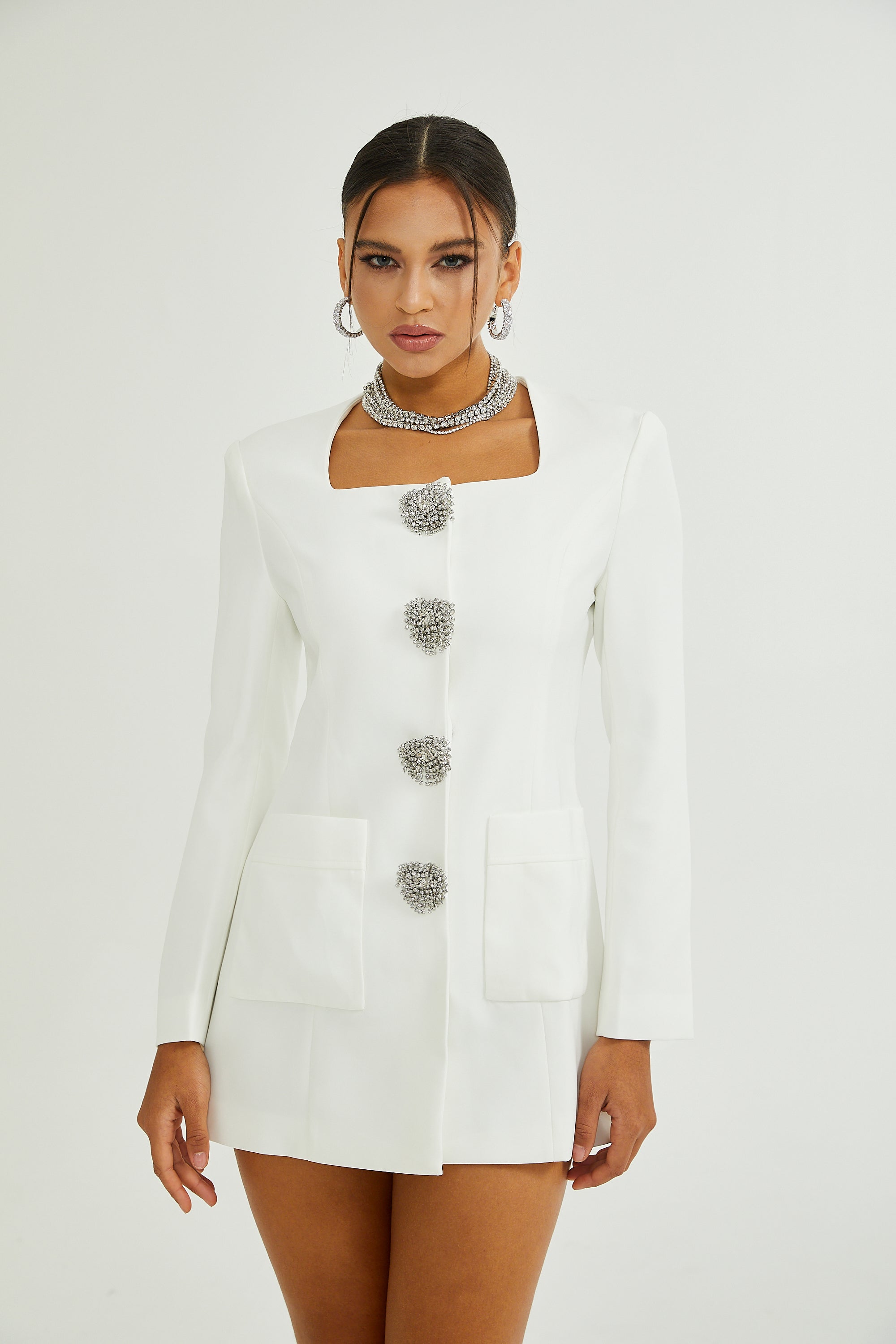 Vestido mini blanco de cristales Fionnghuala de la marca Final Sale, con detalle brillante y diseño ajustado para ocasiones especiales.
