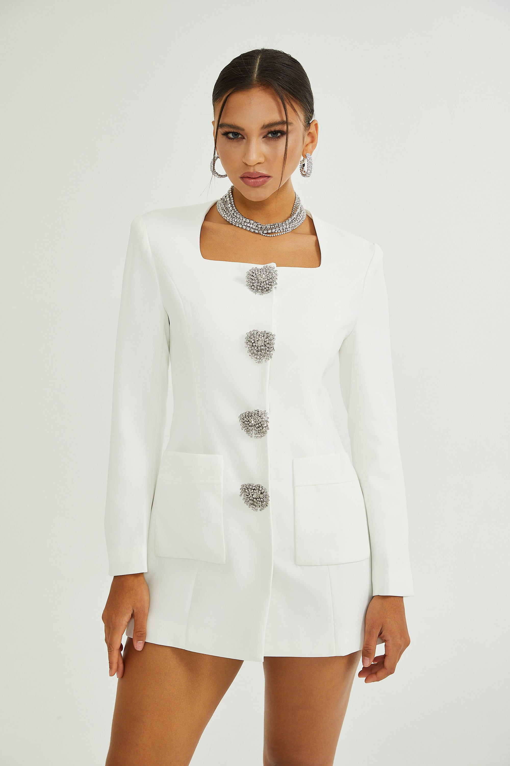 Vestido mini blanco de cristales Fionnghuala, elegante y brillante, con detalles decorativos en la parte superior.
