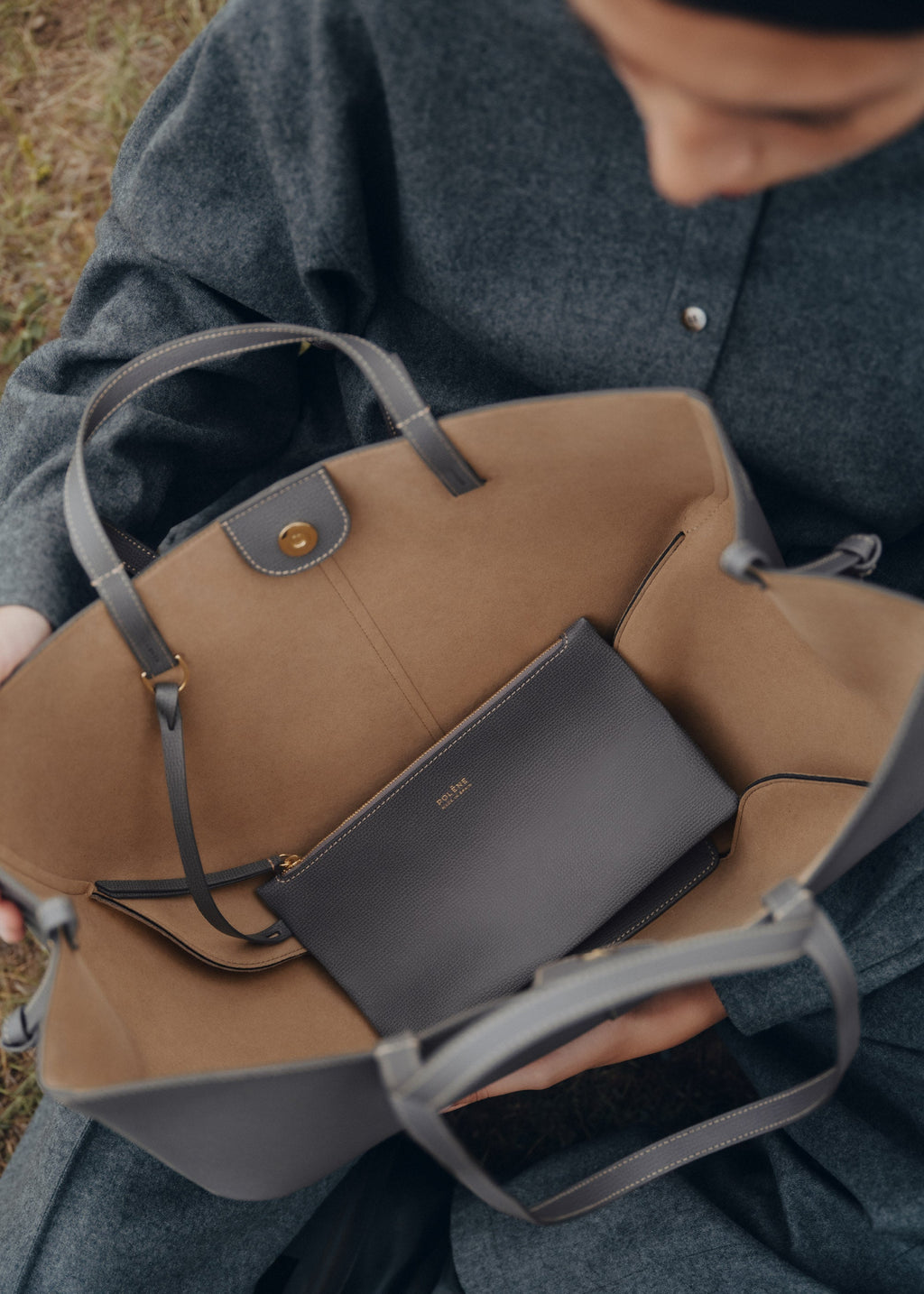 Bolso de mano Polène Cyme con piedra piel granulada en textura y color elegante, detalles visibles en la imagen.