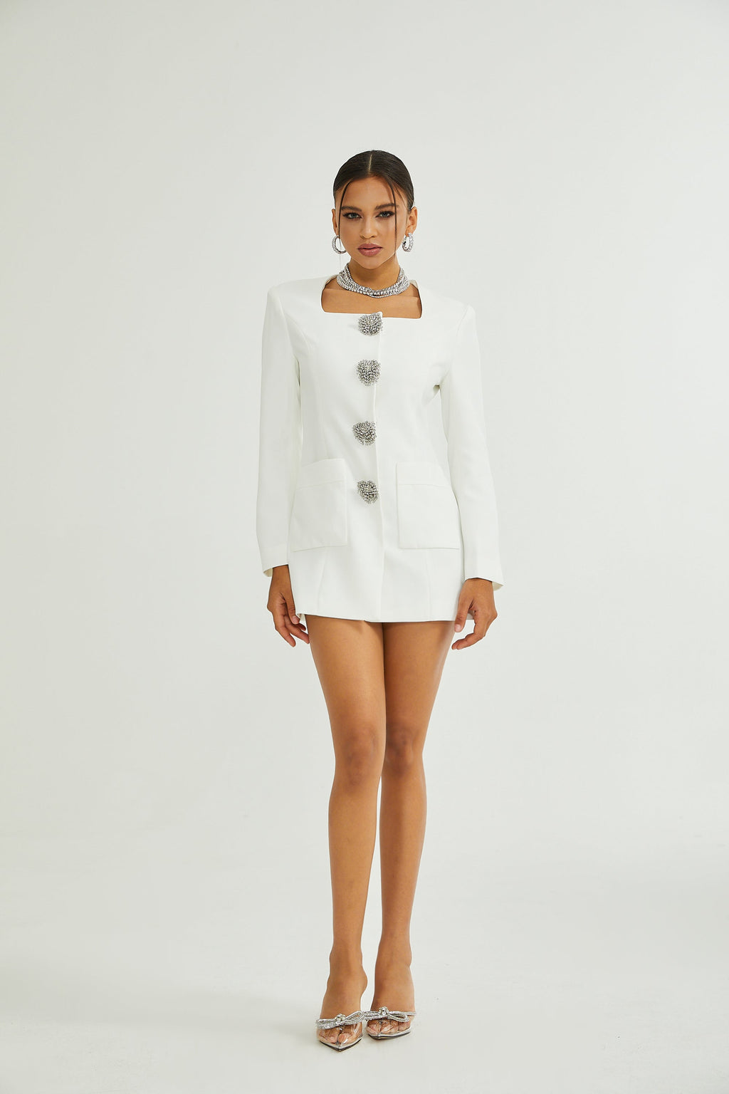 Vestido mini blanco Fionnghuala con adornos de cristales, estilo elegante y brillante para eventos especiales.