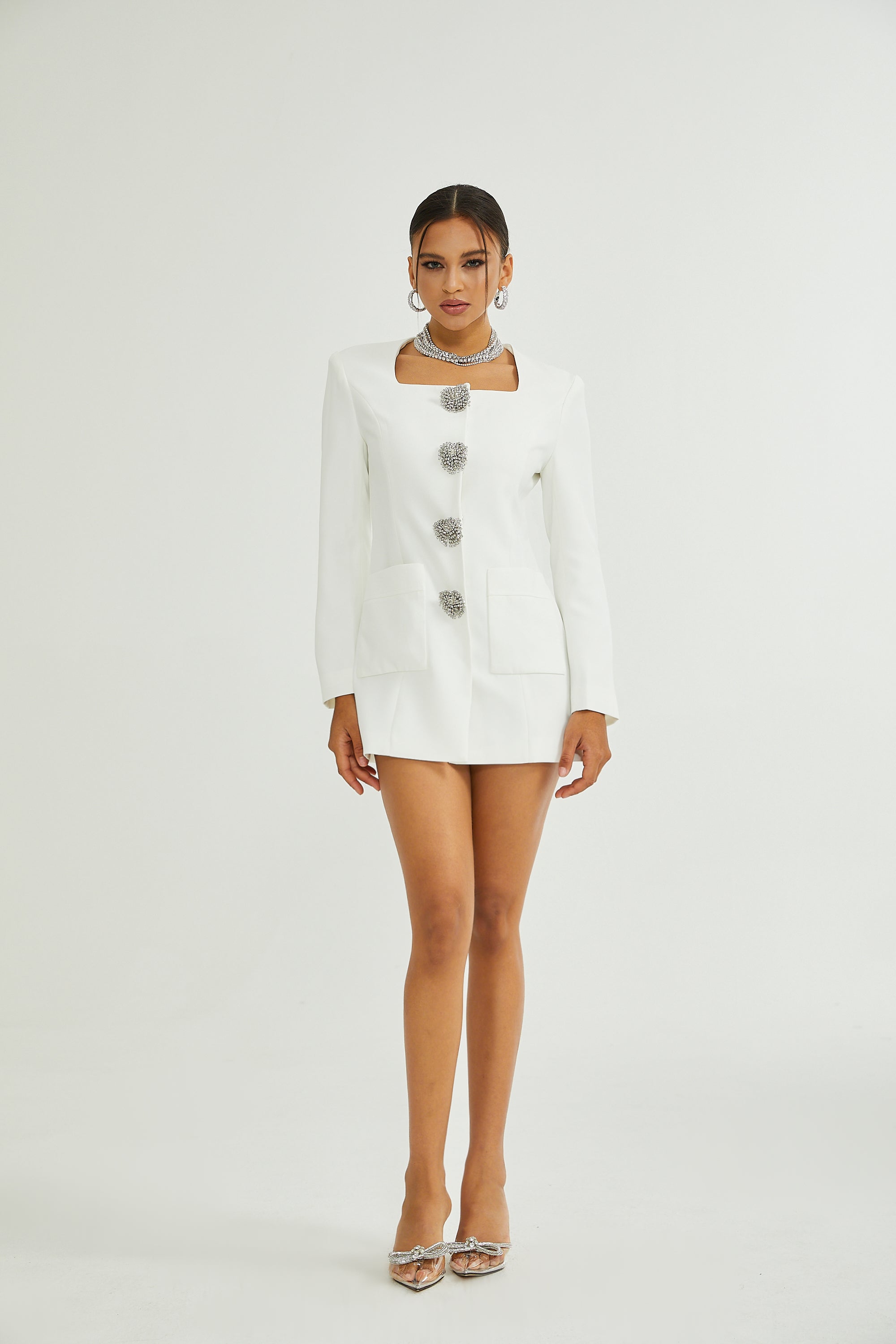 Vestido mini blanco Fionnghuala con adornos de cristales, estilo elegante y brillante para eventos especiales.
