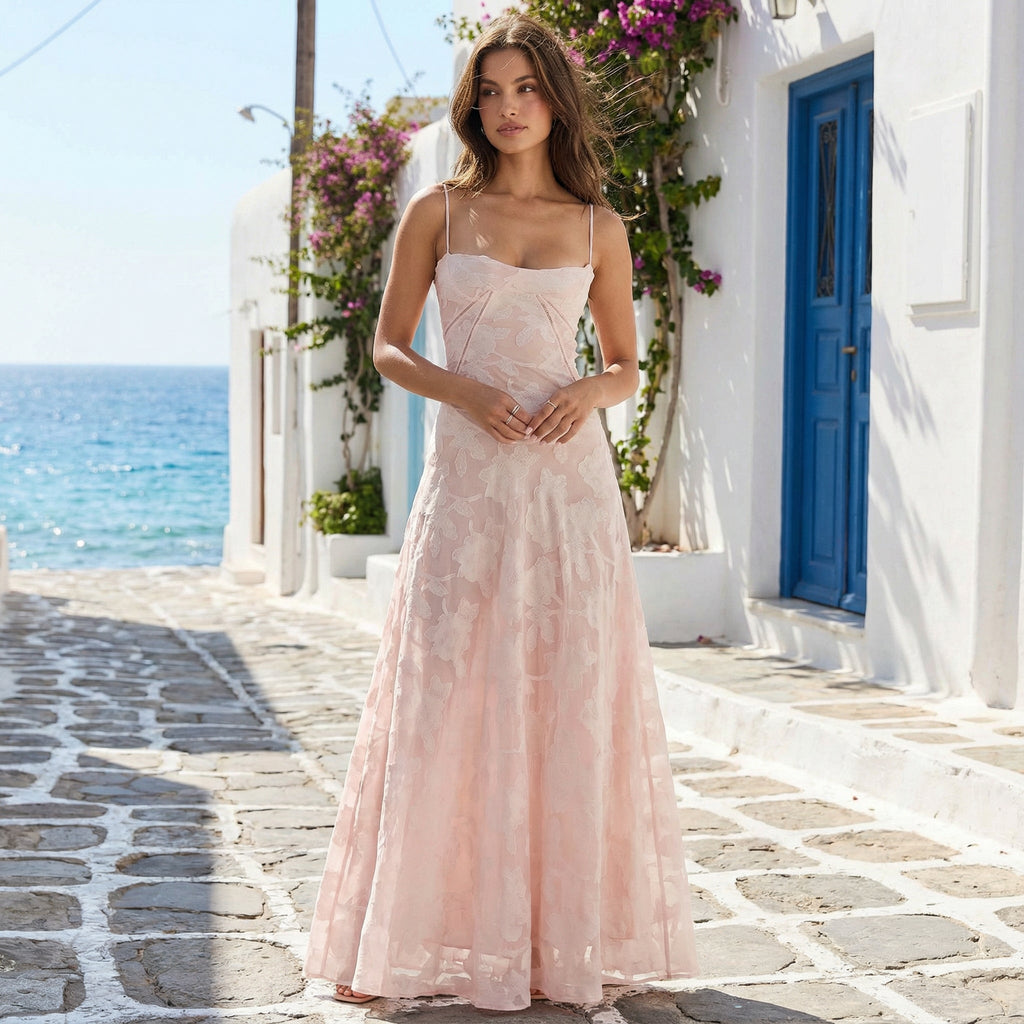 Vestido romántico de verano Carmen de la marca SLIPPO®, con estilo de vacaciones y detalles frescos y elegantes.
