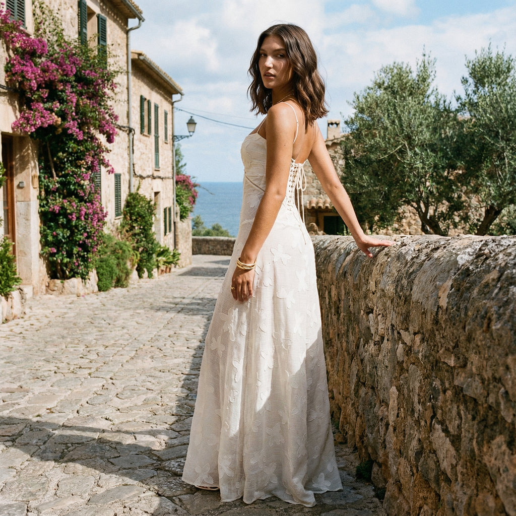 Vestido de verano romántico Carmen de SLIPPO® con estilo de vacaciones, en colores luminosos y diseño ligero para verano.