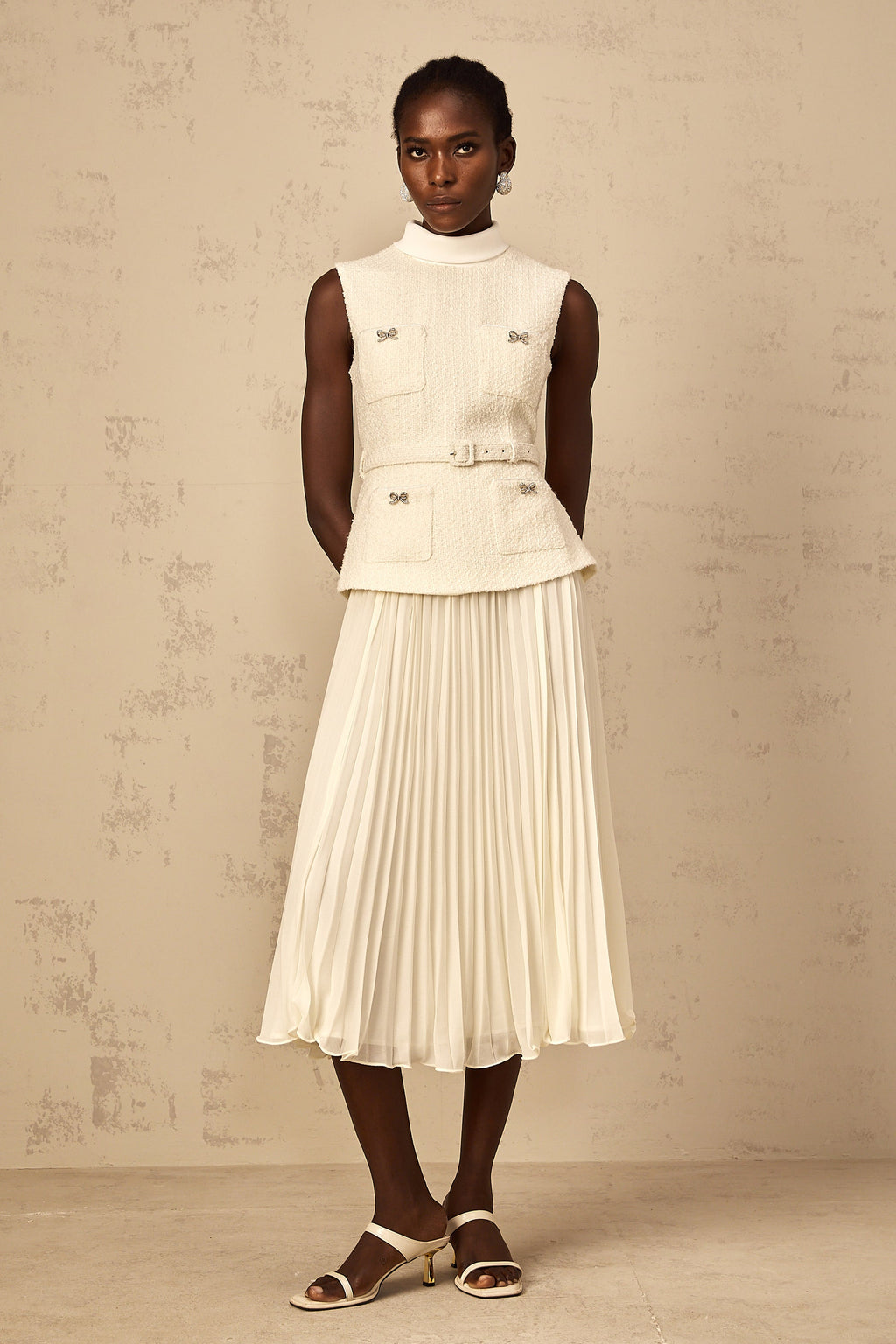 Vestido midi de tweed con panel de tul en color blanco roto, diseñado por Final Sale, muestra la textura y el estilo elegante del vestido.