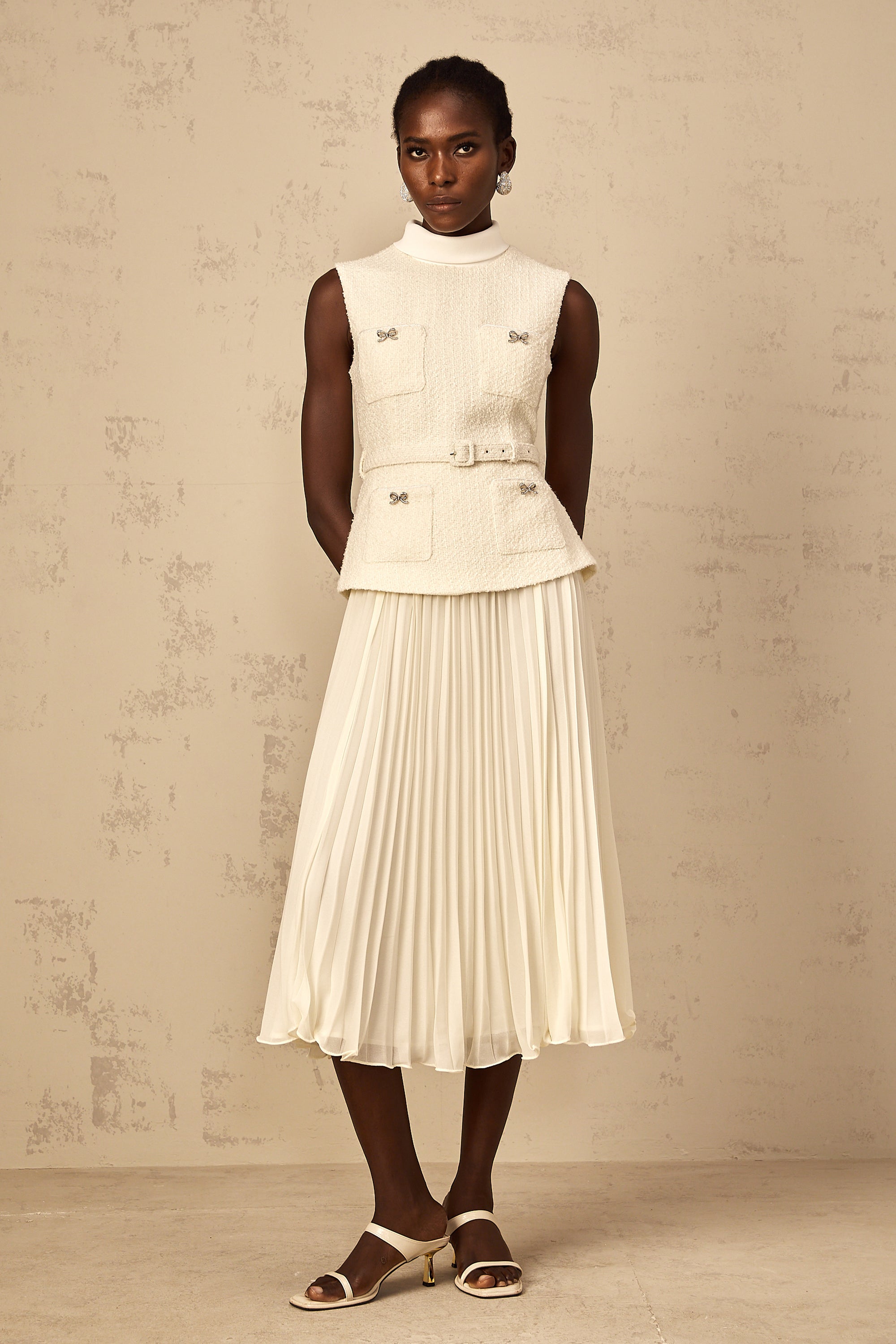 Vestido midi de tweed con panel de tul en color blanco roto, diseñado por Final Sale, muestra la textura y el estilo elegante del vestido.