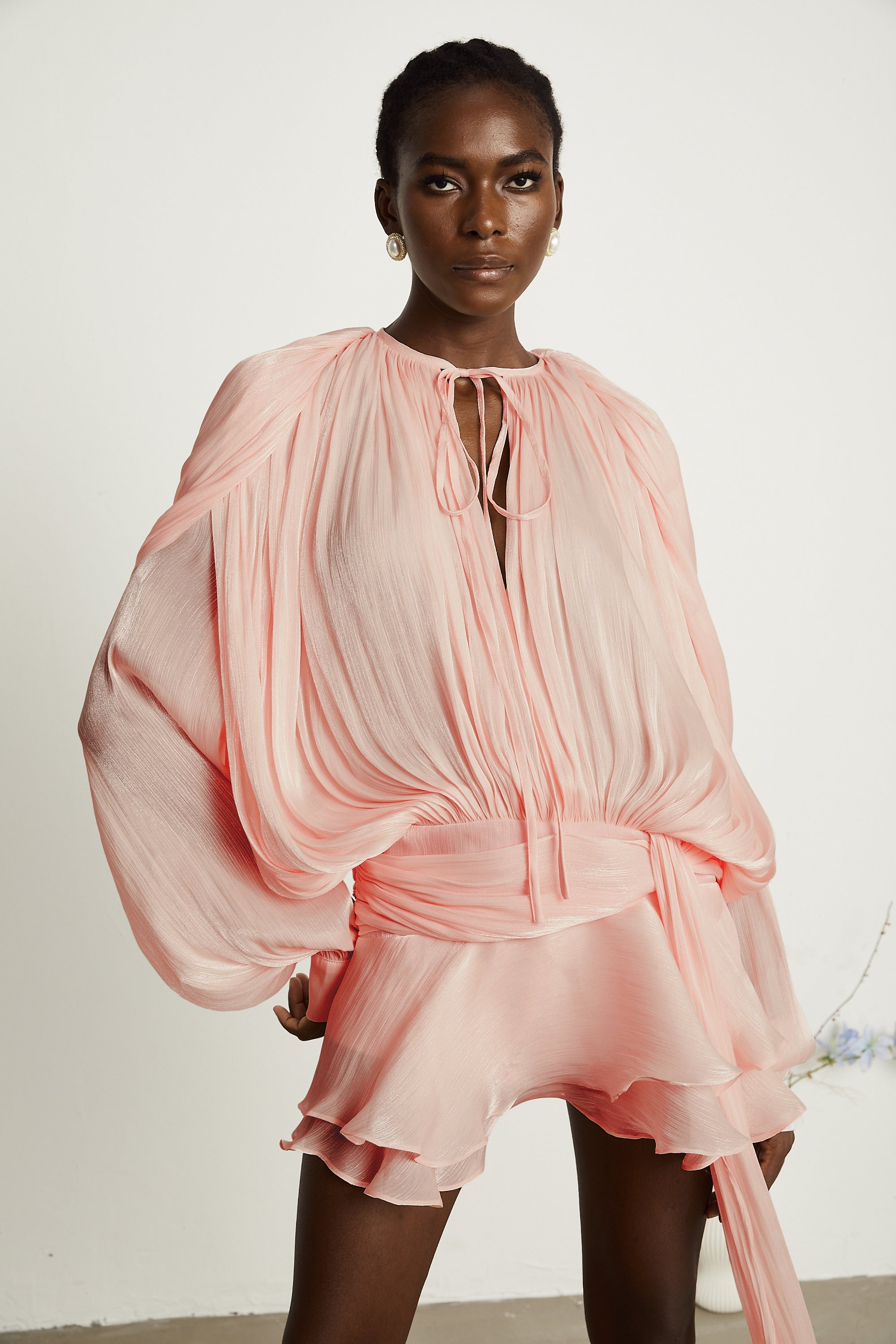Eugénie Mini vestido con volantes y pliegues neutro