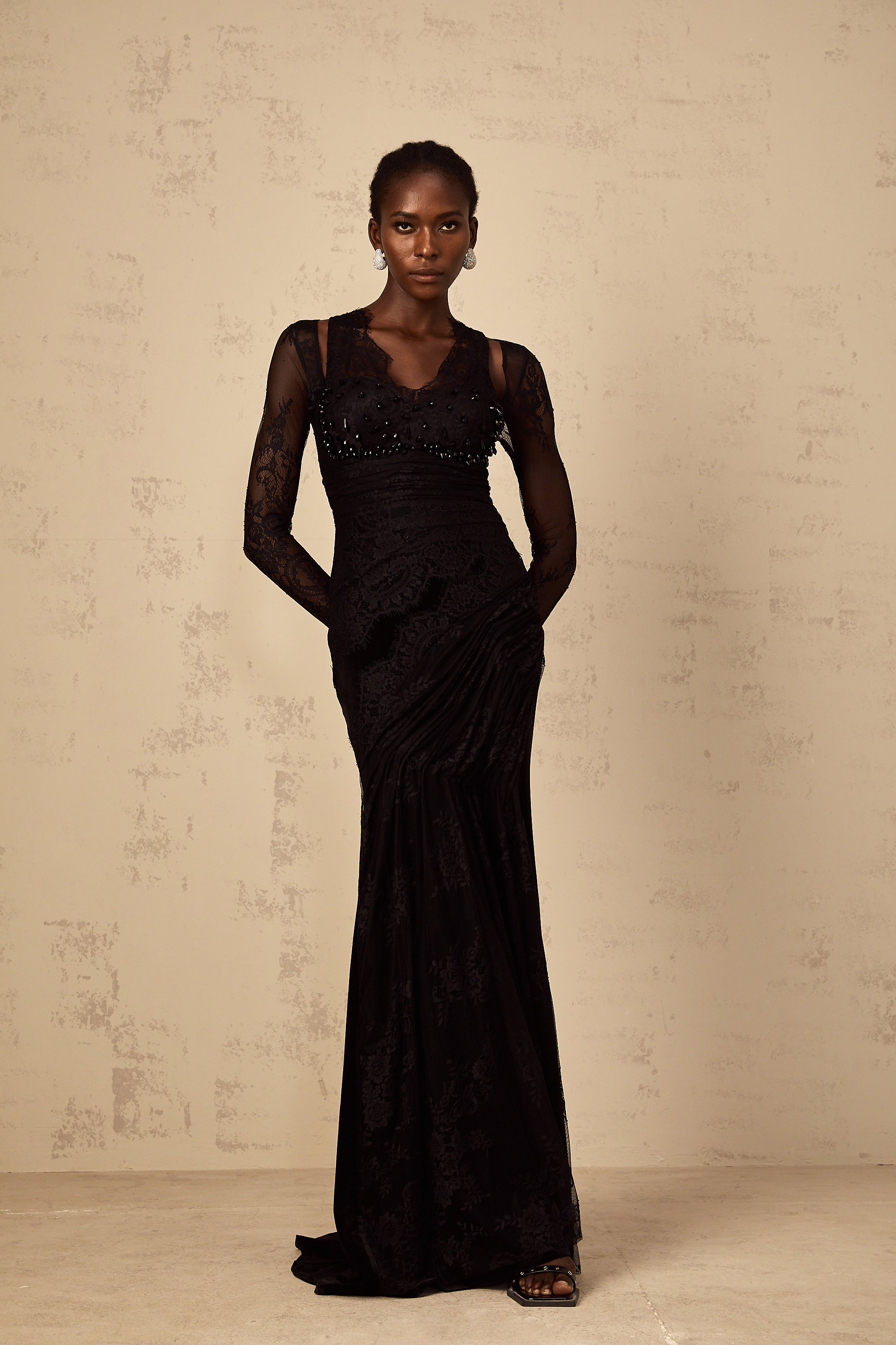 Vestido largo de sirena negro con encaje floral de la marca Final Sale, diseño ajustado y elegante para ocasiones especiales.