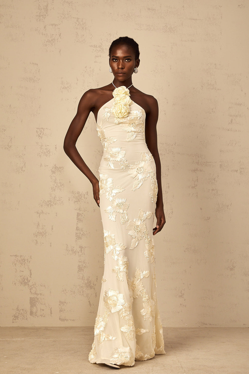 Vestido maxi halter con bordados en tonos neutros de Melanie Neutrals, diseño elegante y fluido para ocasiones especiales.