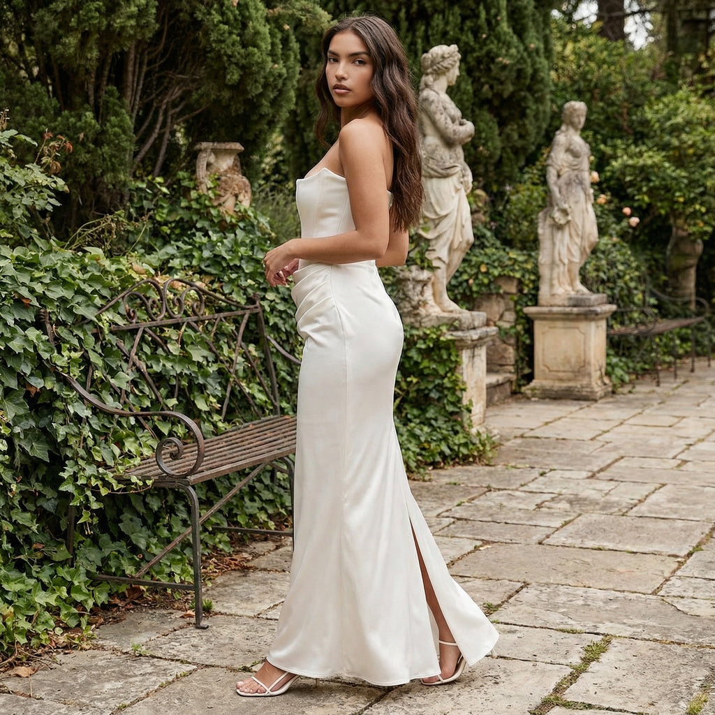 Vestido largo sin tirantes de seda con pliegues para invitada de boda, marca SLIPPO® Nylaen, en color elegante.