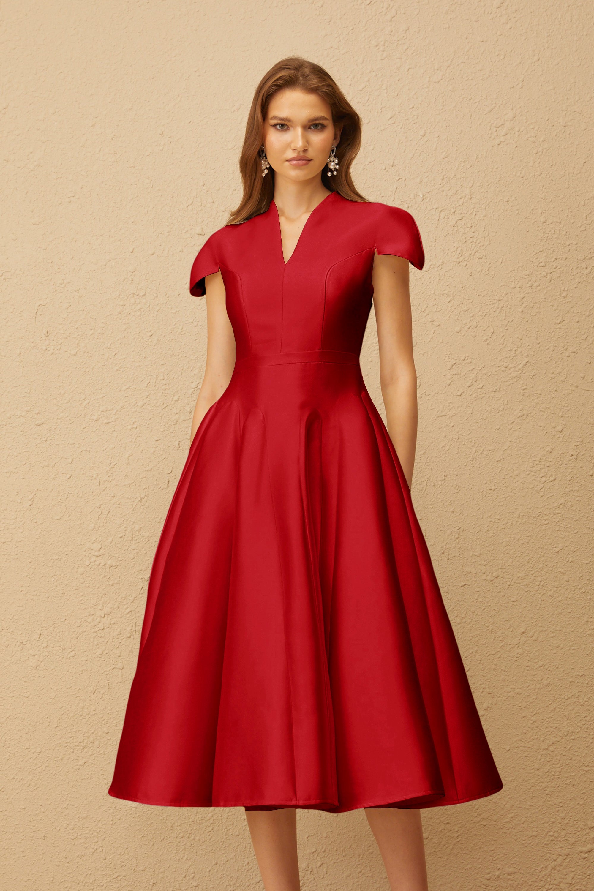 Vestido midi rojo Aventin con diseño Godet, estilo elegante y moderno, en una imagen que muestra su corte y tela.