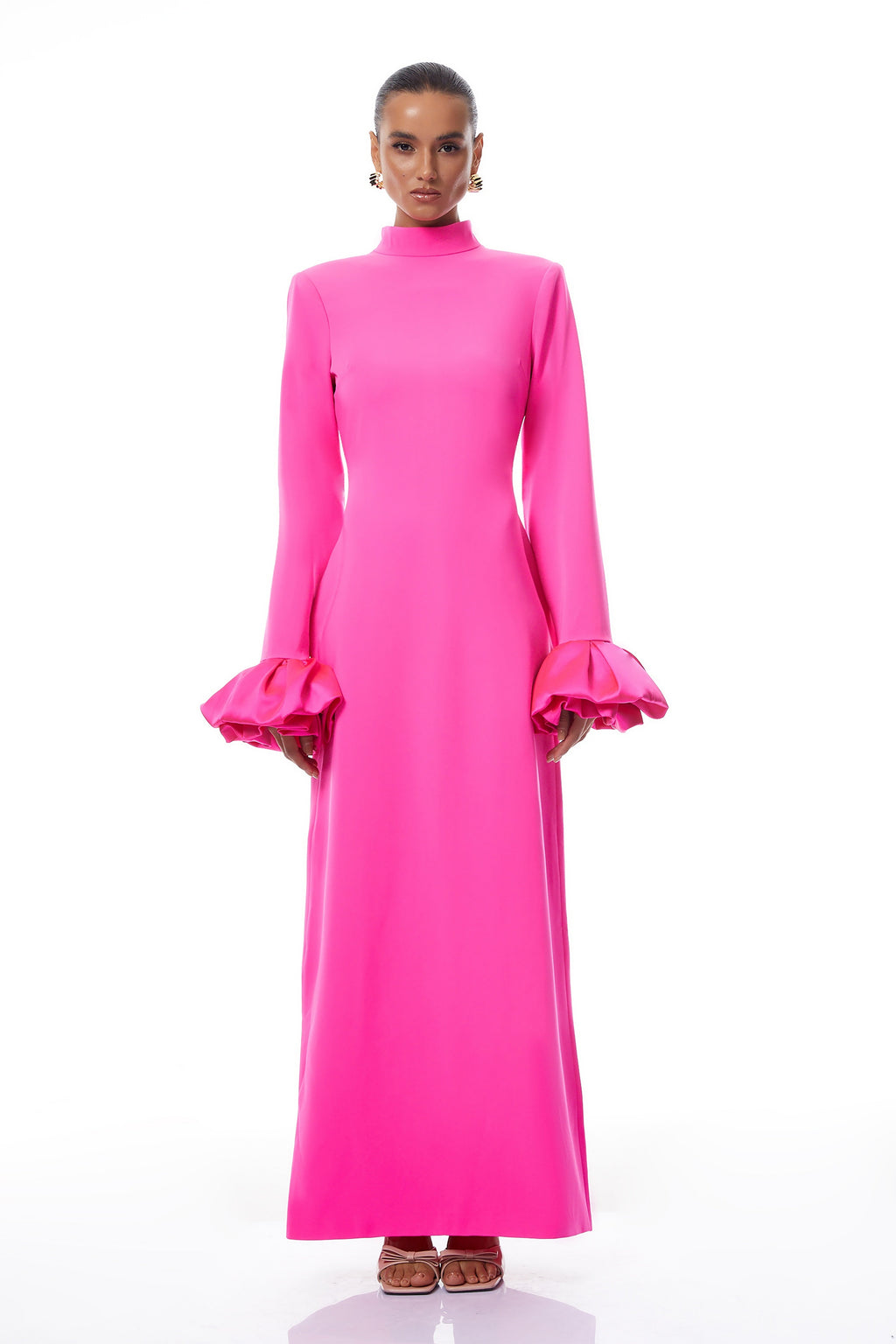 Vestido maxi Eugenia Hot Pink Petal de Final Sale, con falda larga y detalles de pétalos en color rosa intenso.