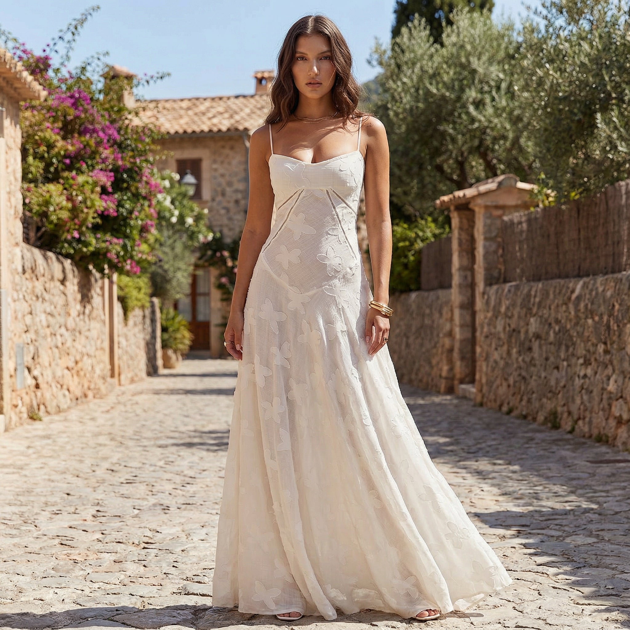 Vestido romántico de verano Carmen de la marca SLIPPO®, con estilo de vacaciones, en color claro y diseño ligero.